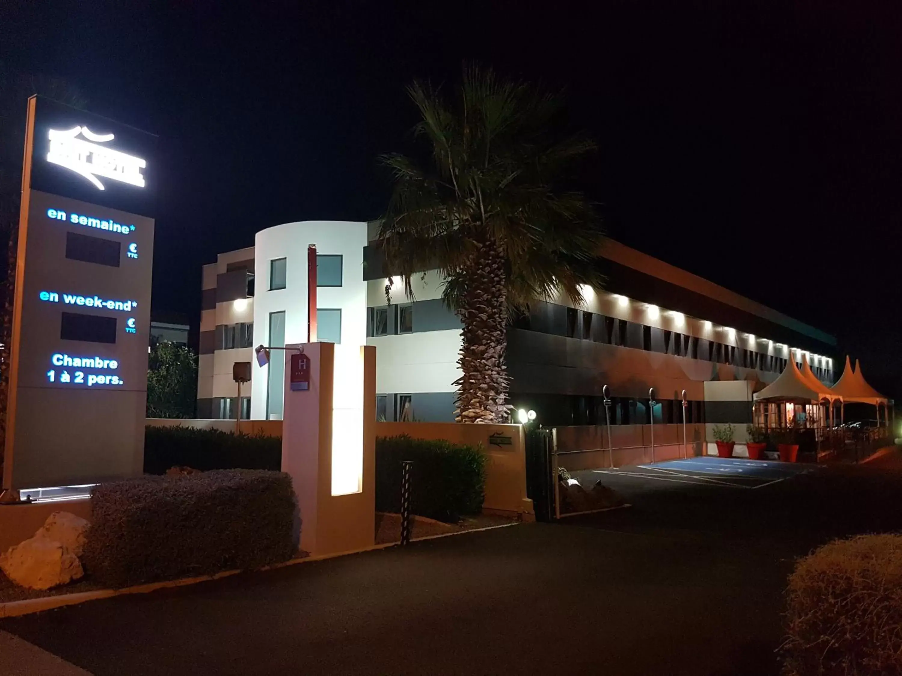 Facade/entrance, Property Building in Brit Hotel Porte d'Espagne