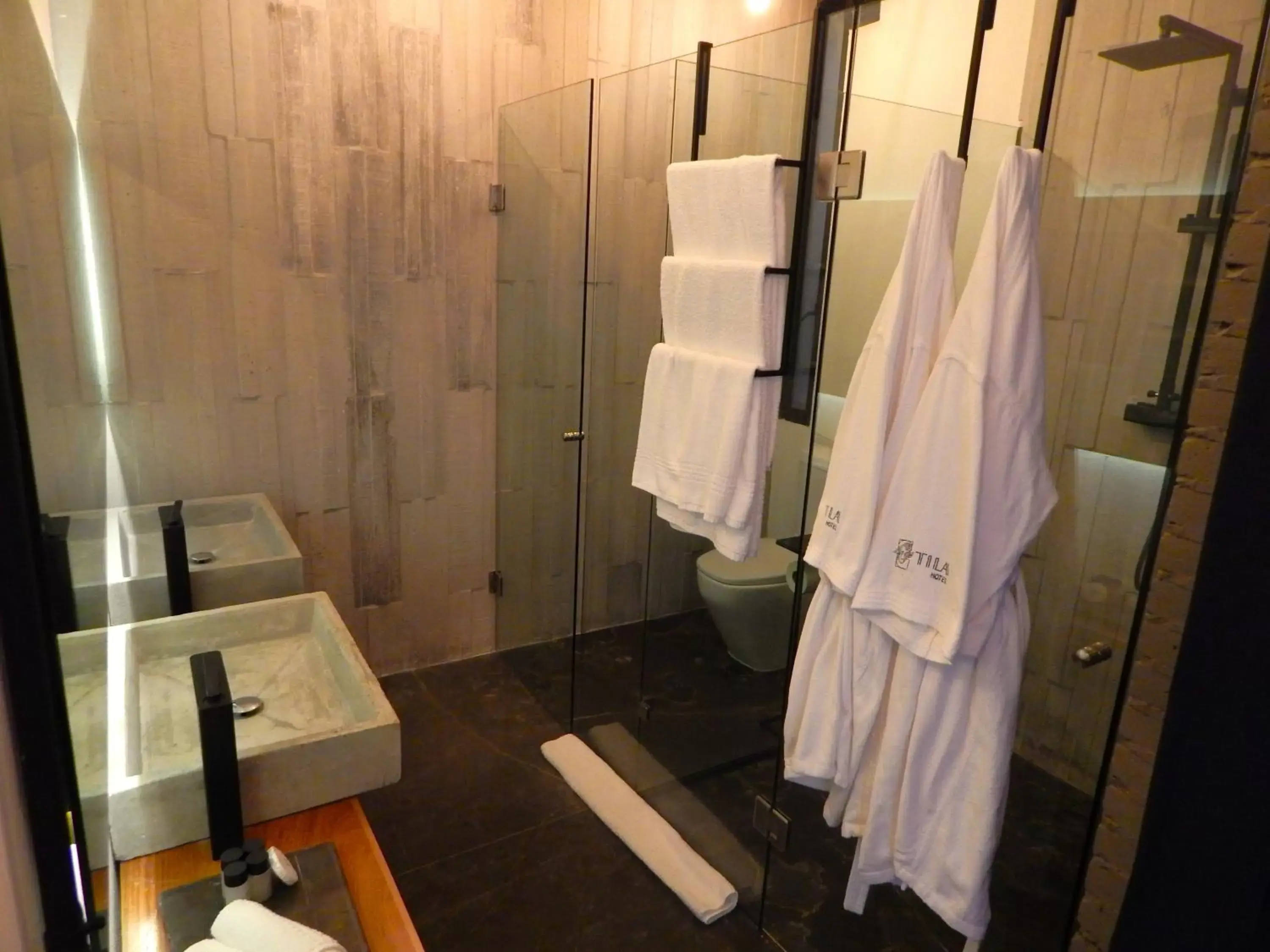 Shower, Bathroom in Hotel Tila