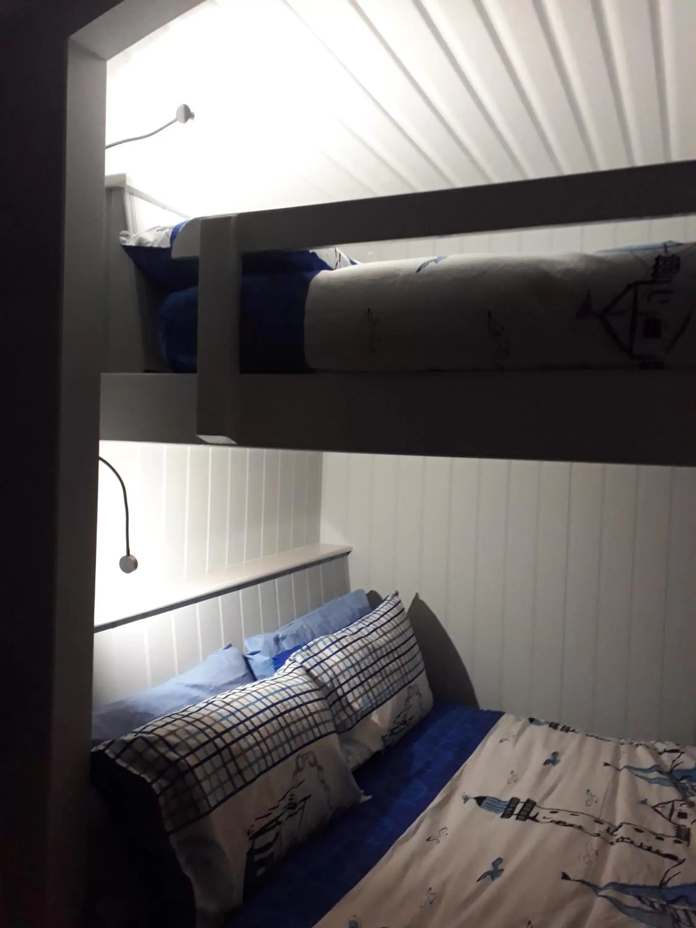 Bunk Bed in Allibella Shepherds Hut, Amazing Seaview, Private garden, Pet Friendly