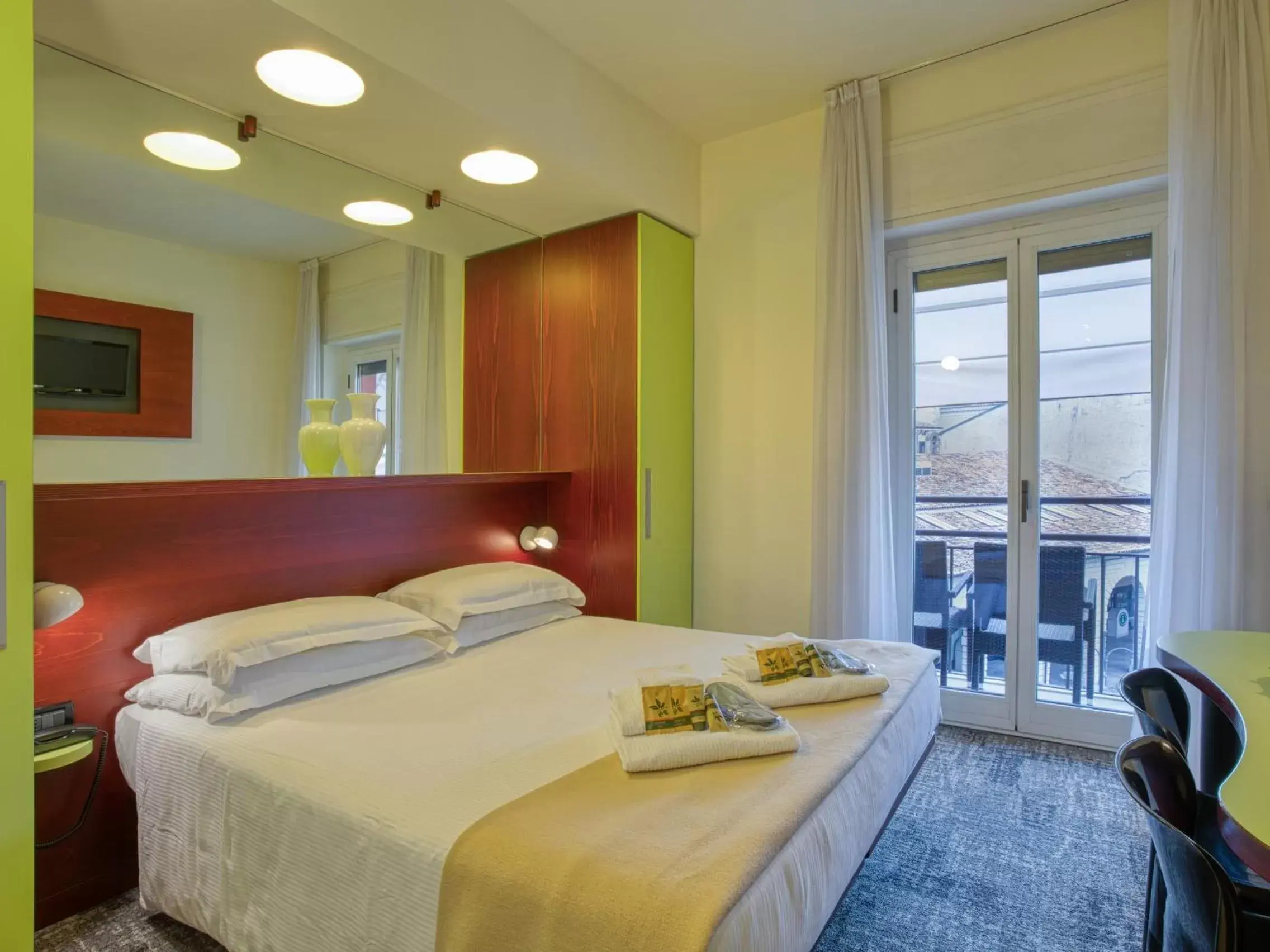 Double Room with Harbor View in Hotel Piroscafo Double Room with Harbor View in Hotel Piroscafo