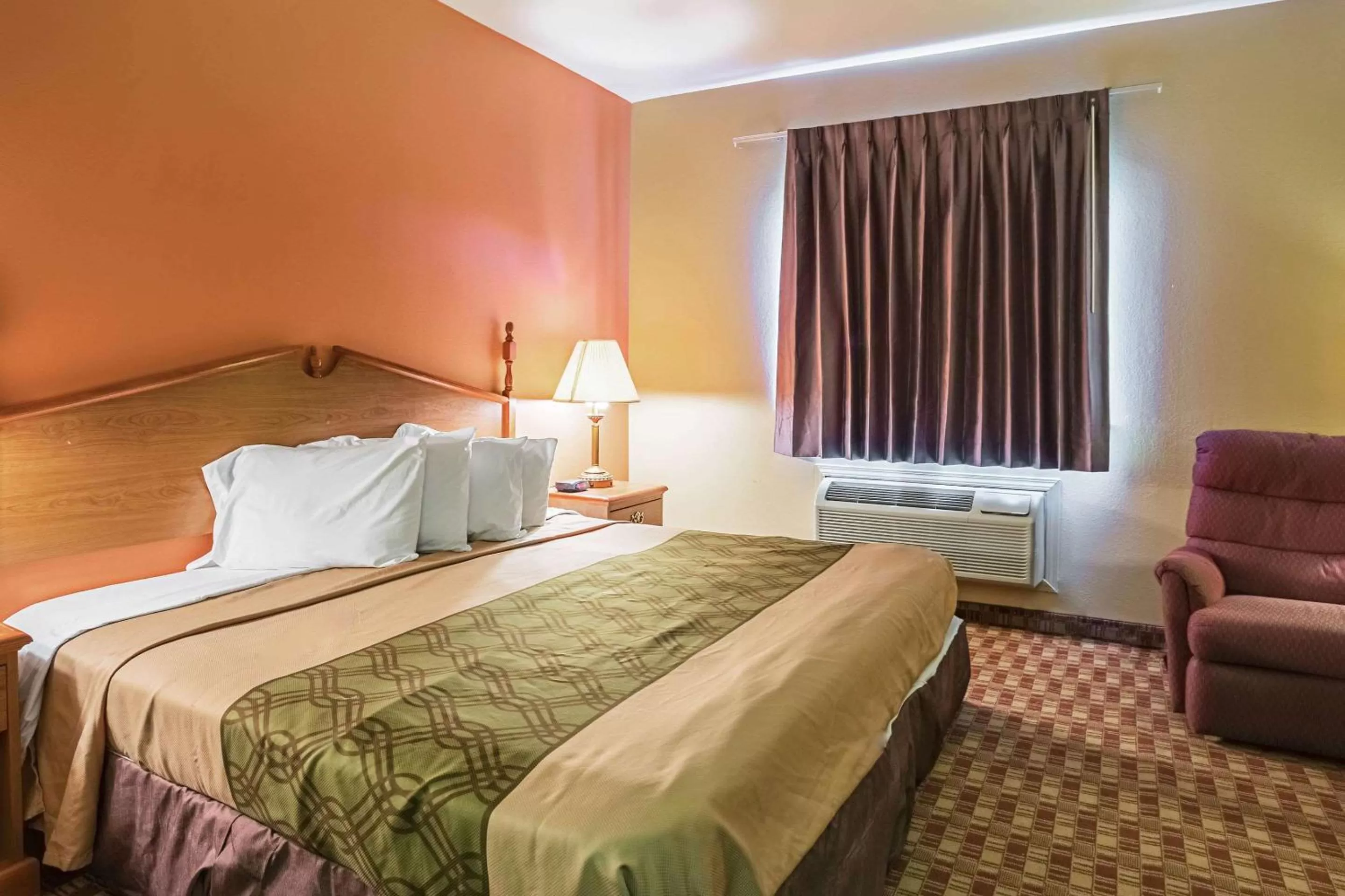 Photo of the whole room, Bed in Econo Lodge Inn & Suites