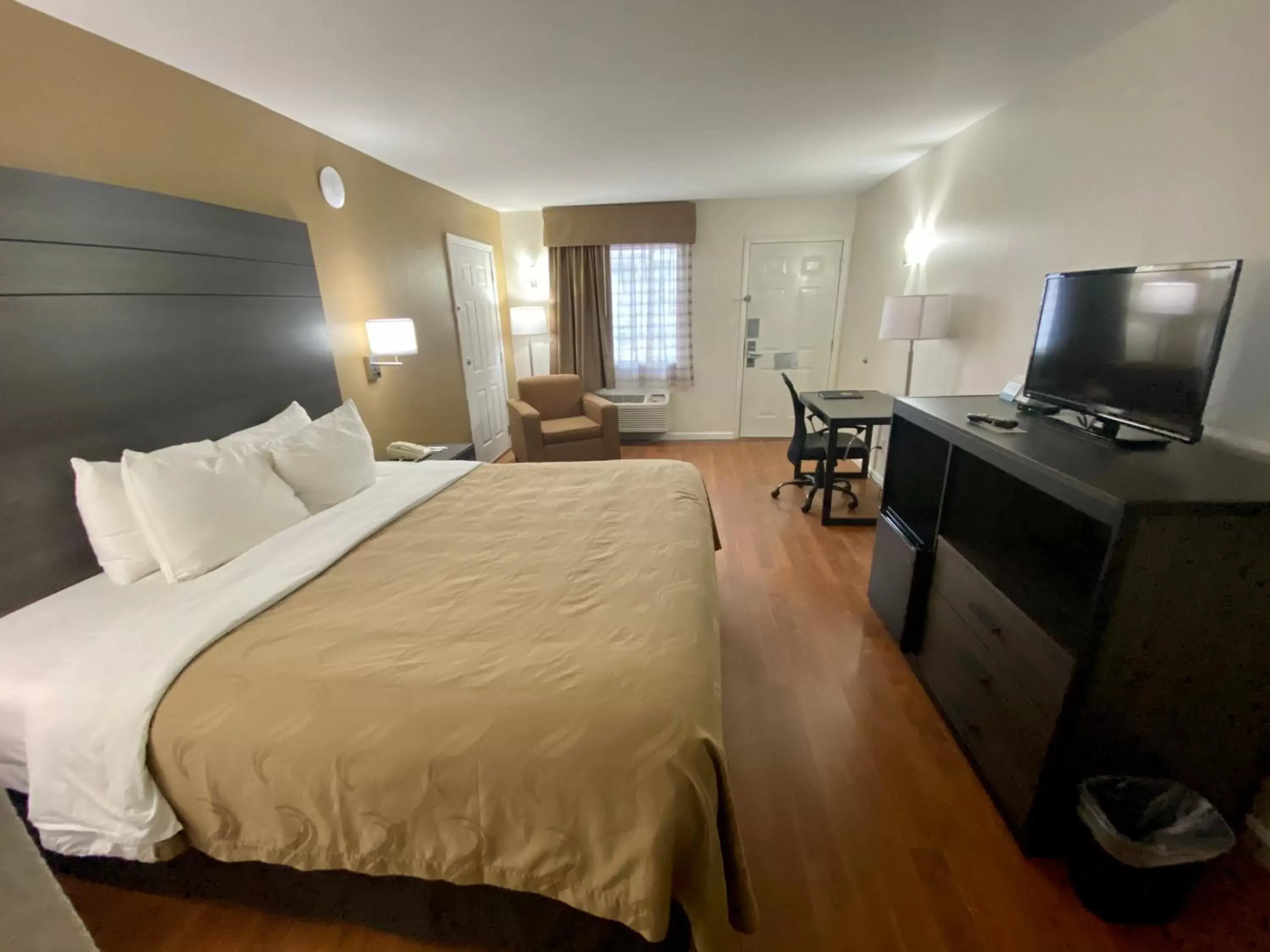 Bed in Quality Inn Branson - Hwy 76 Central