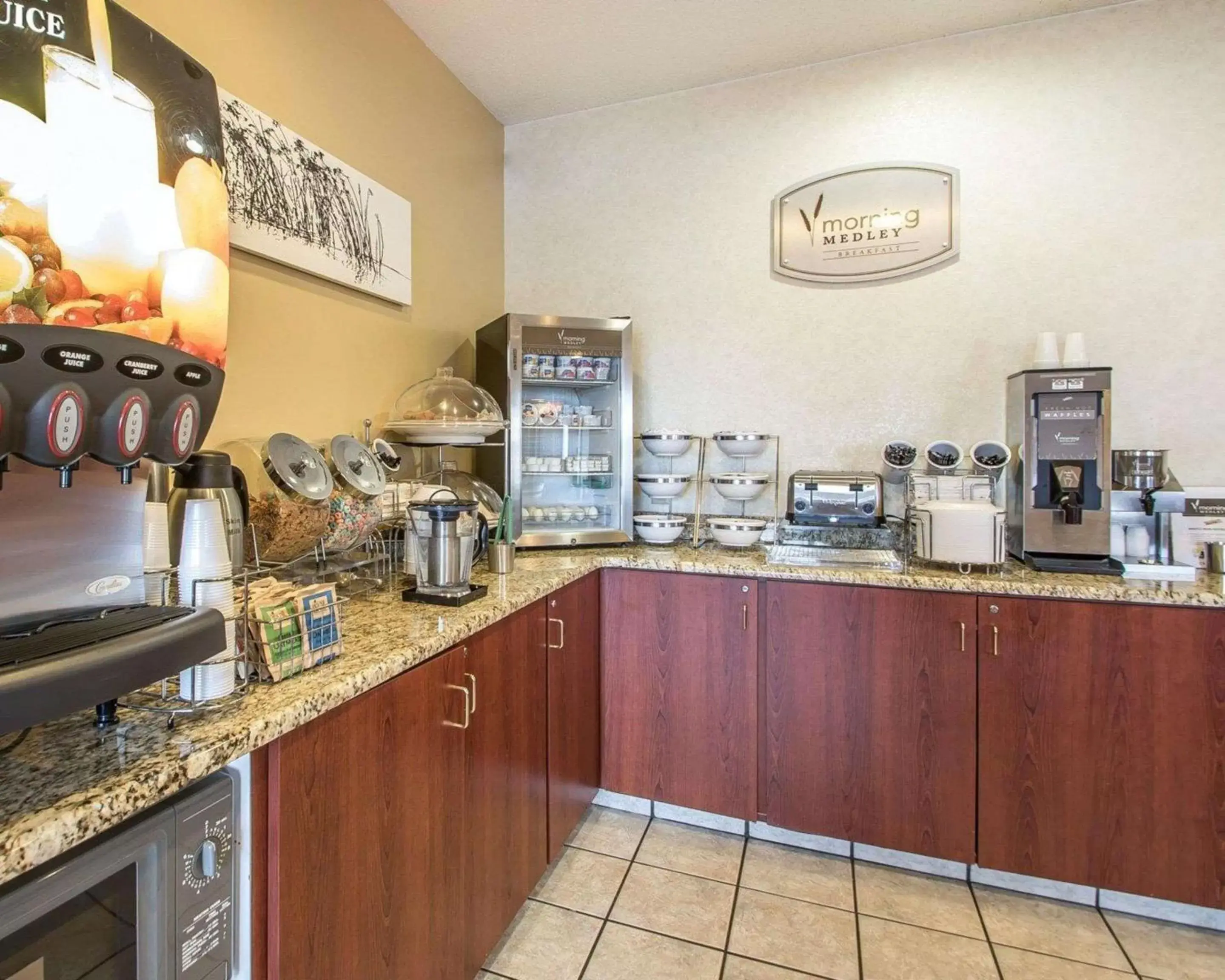 Restaurant/places to eat, Kitchen/Kitchenette in Sleep Inn & Suites Green Bay South