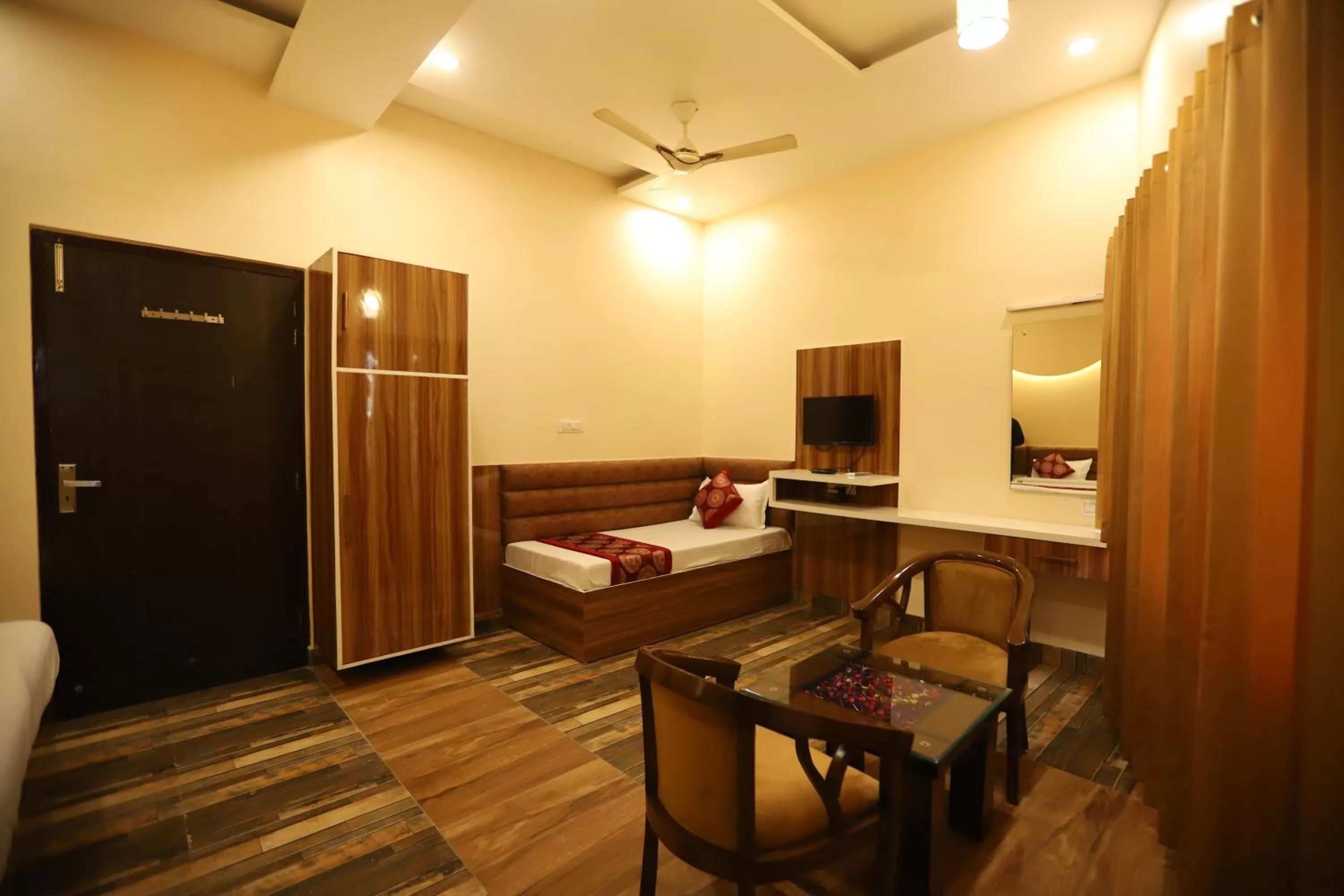 Seating area, Bed in The Park View Hotel