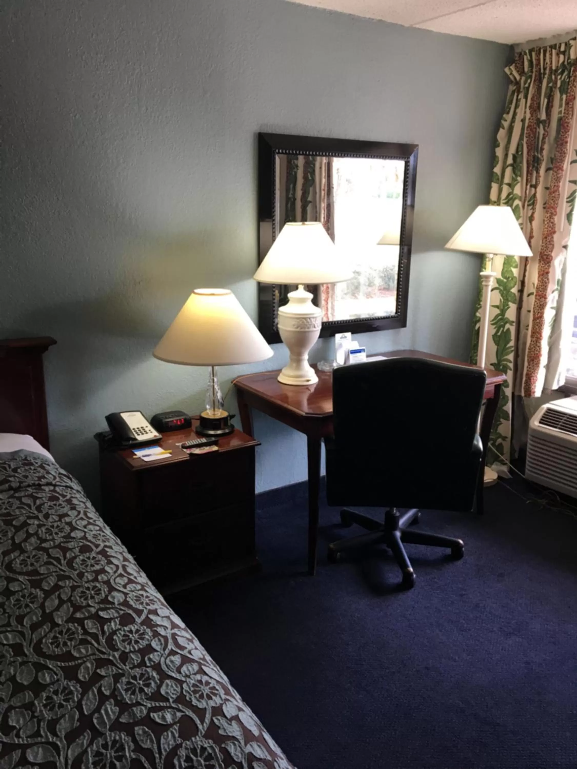 Decorative detail, Bed in Days Inn by Wyndham Orlando Airport Florida Mall