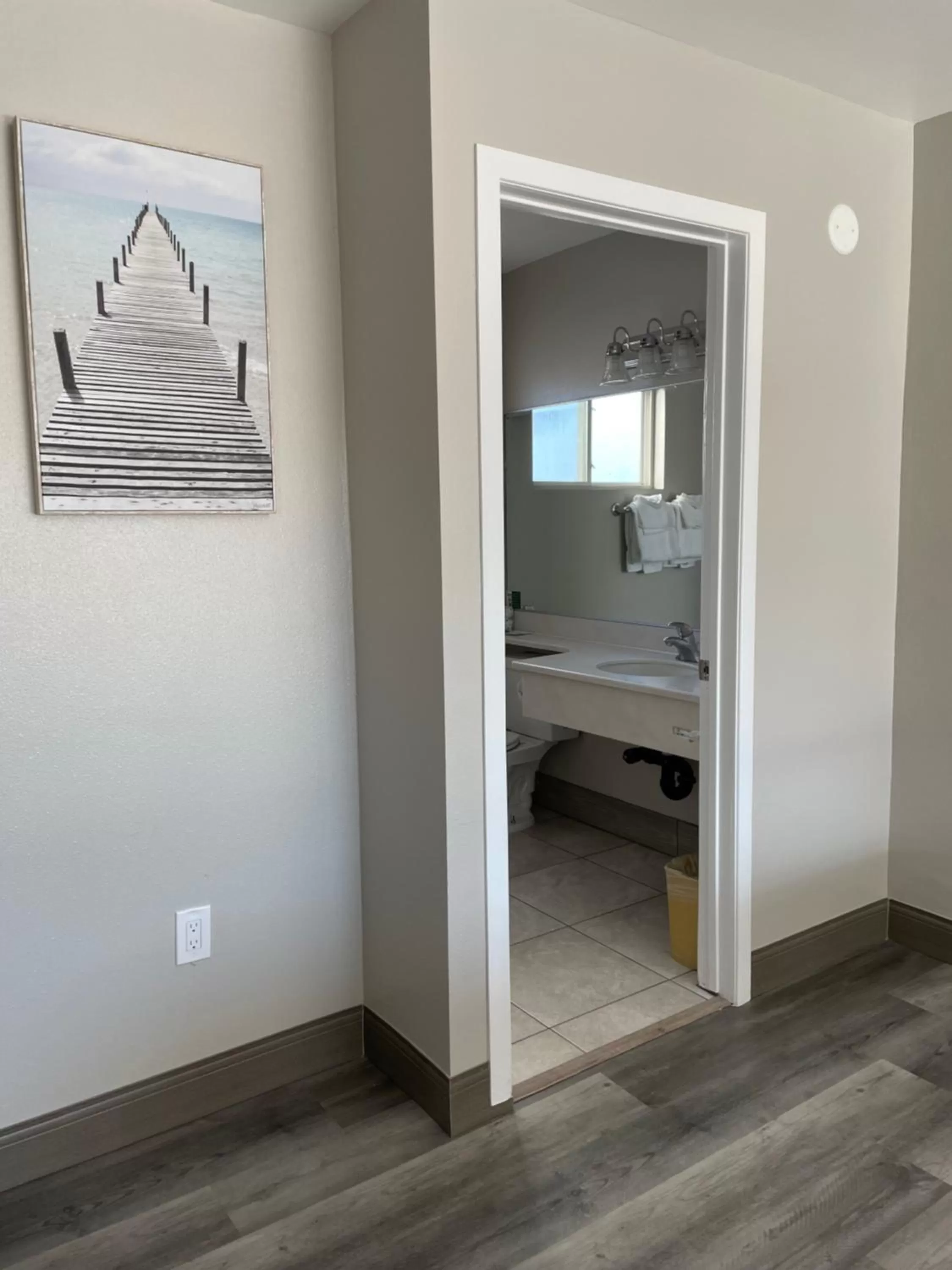 Bathroom, Bed in University Inn at San Luis Obispo