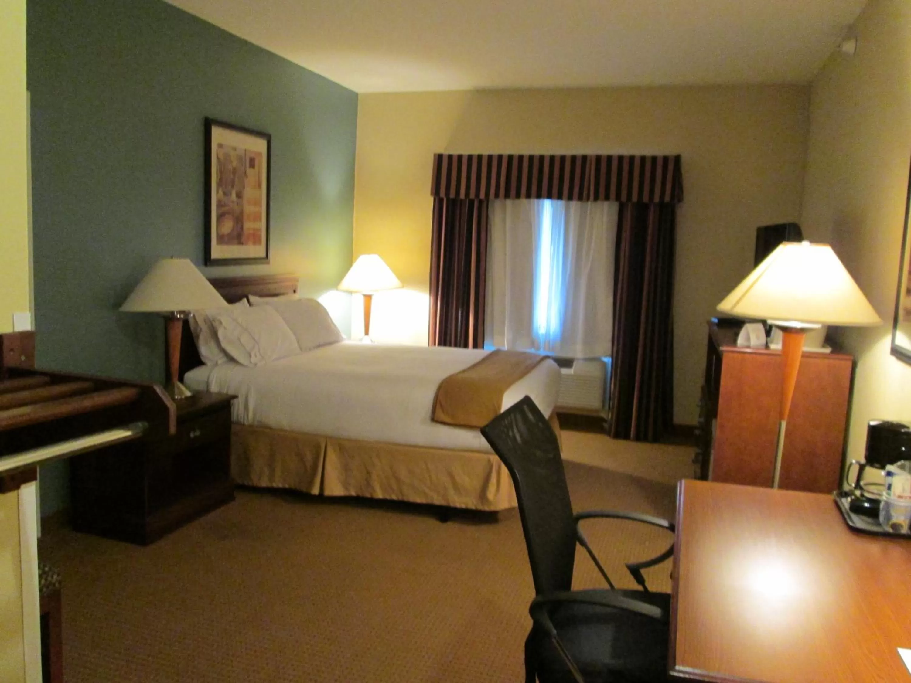 Photo of the whole room, Bed in Holiday Inn Express - Newell-Chester WV, an IHG Hotel