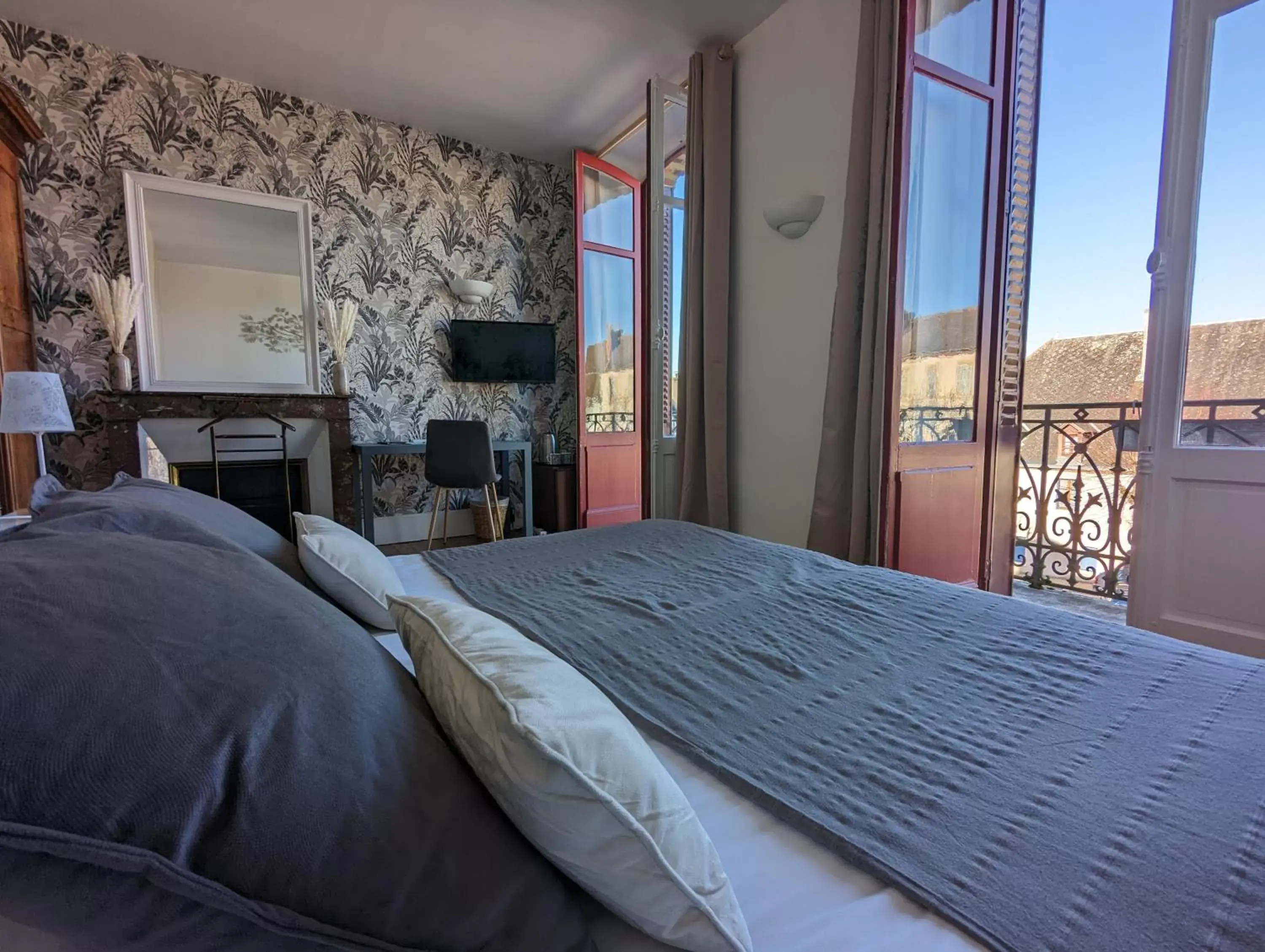 Balcony/Terrace, Bed in Logis Hotel La Tourelle du Beffroi