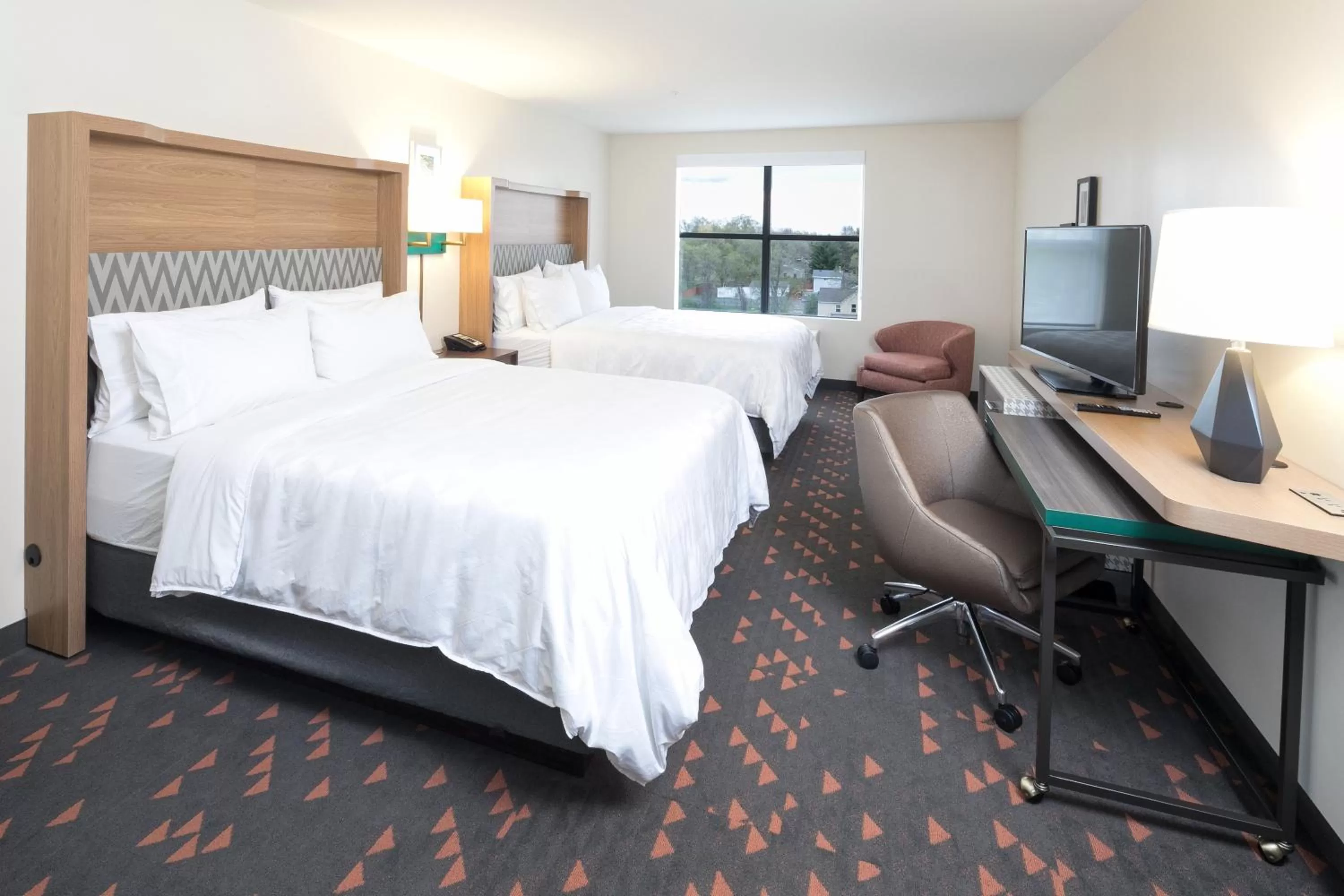Photo of the whole room, Bed in Holiday Inn Hotel & Suites - Mount Pleasant by IHG