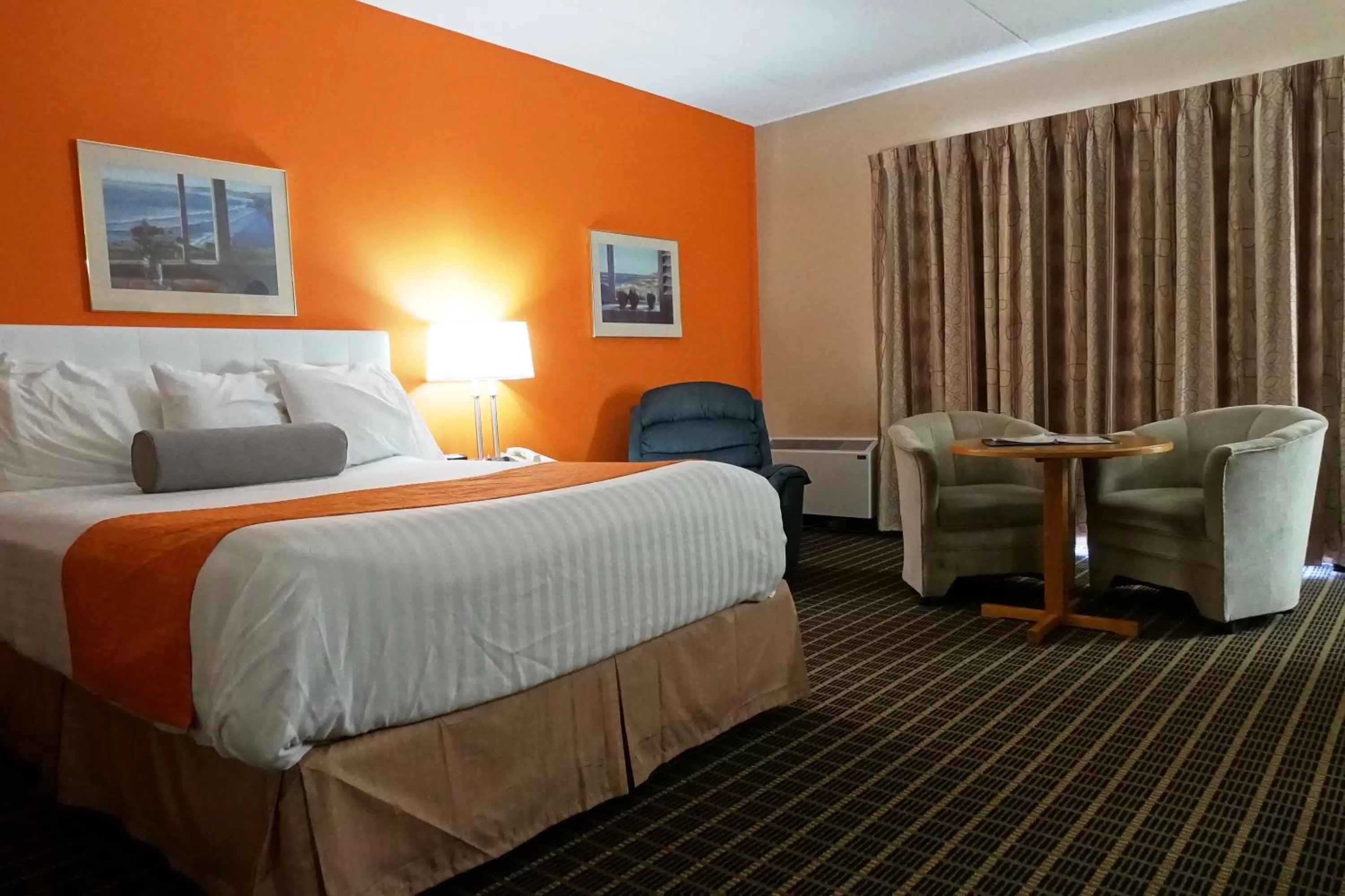 Photo of the whole room, Bed in Howard Johnson by Wyndham Tillsonburg
