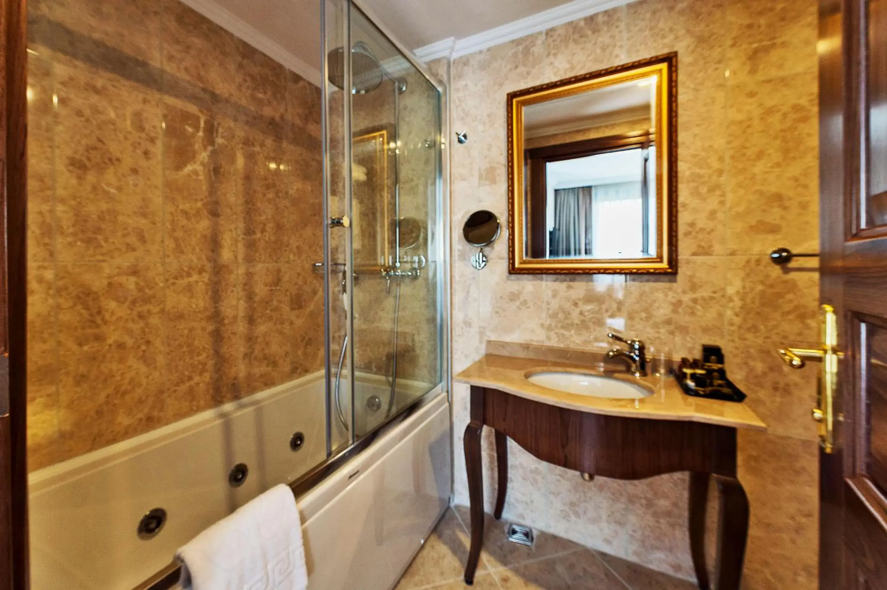 Shower, Bathroom in The Central Hotel
