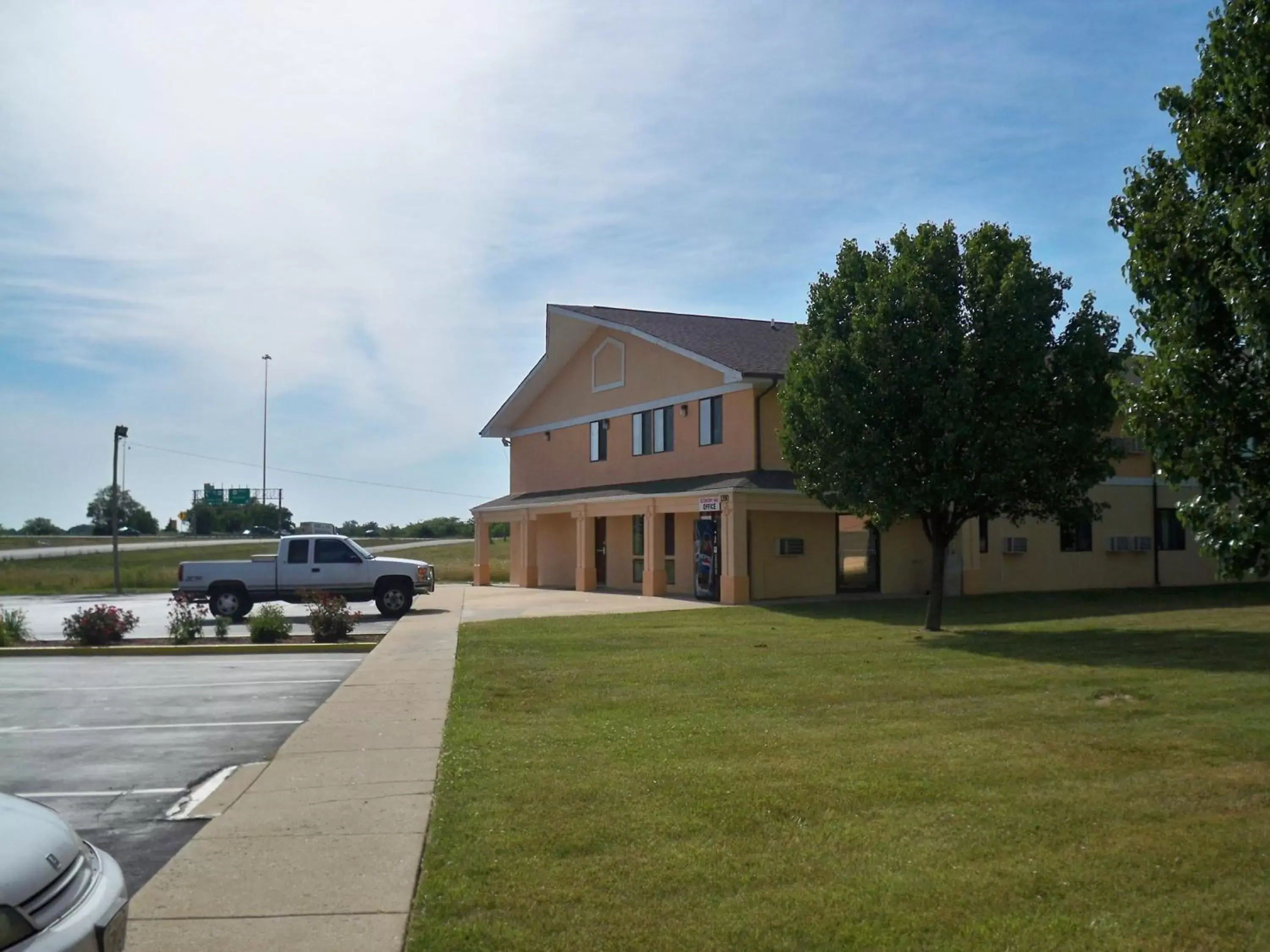 Facade/entrance, Property Building in Economy Inn Wentzville