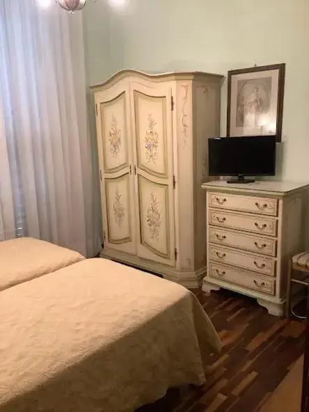 Bed, TV/Entertainment Center in Hotel Savona