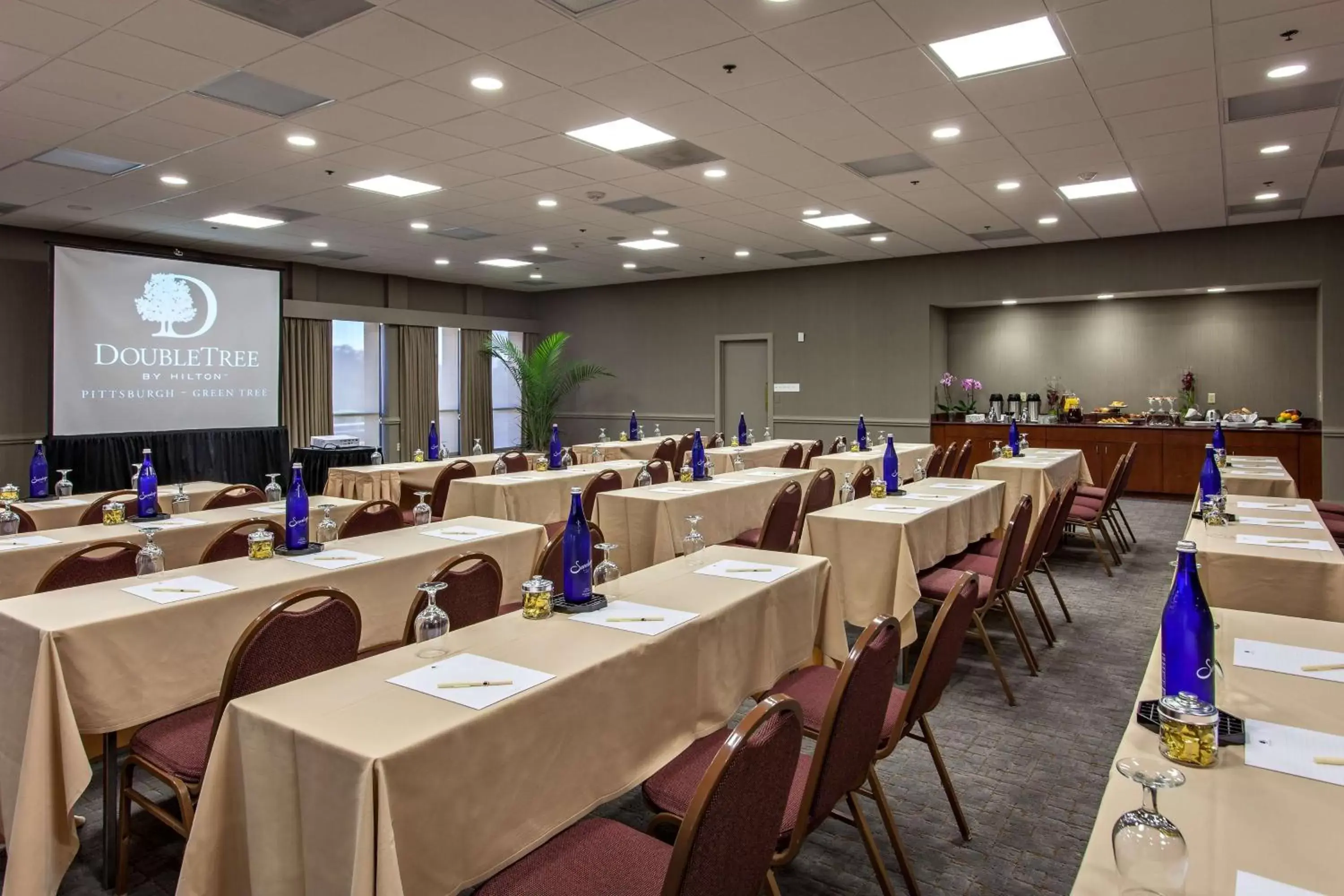 Meeting/conference room in DoubleTree by Hilton Pittsburgh-Green Tree