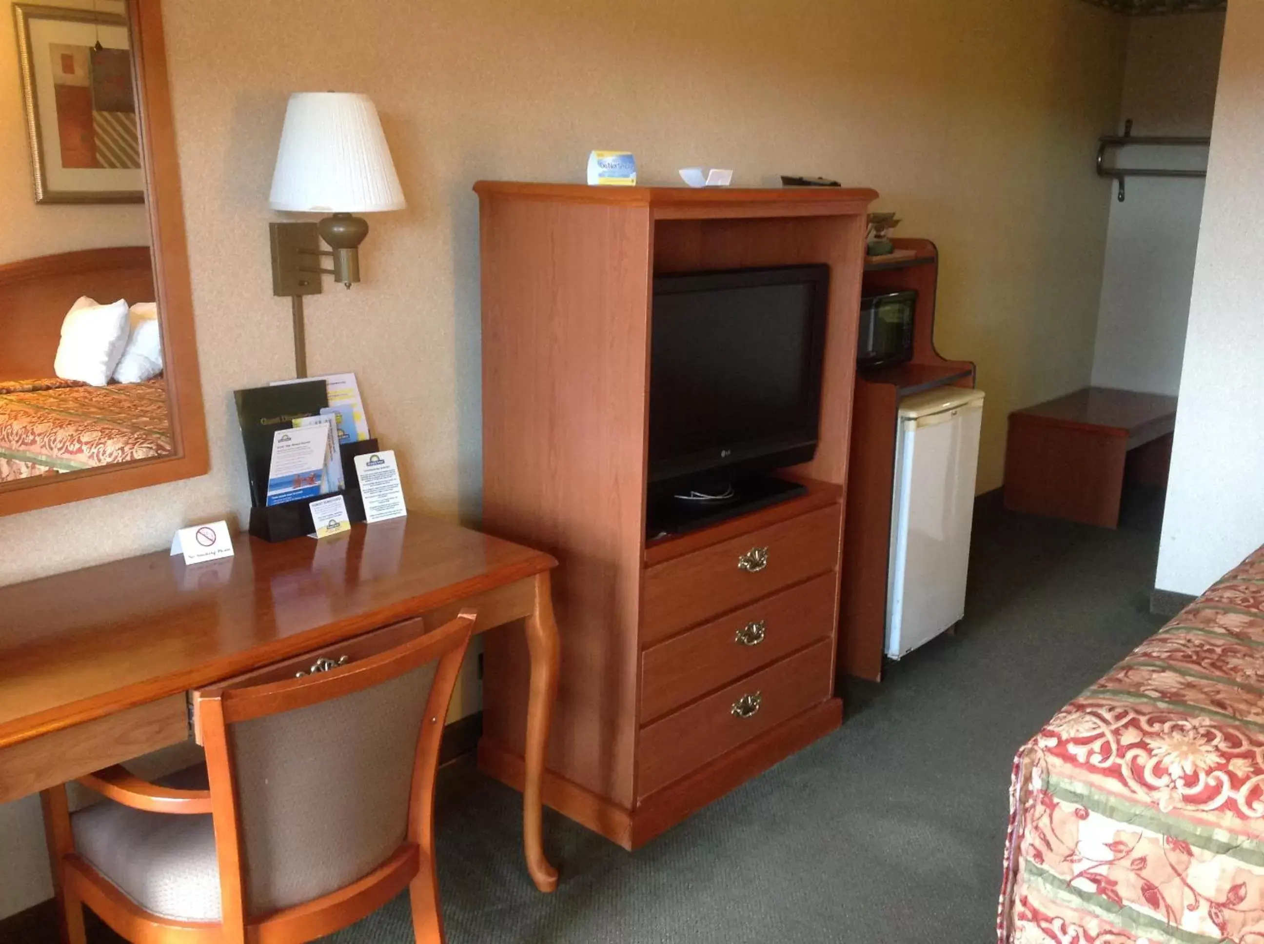 TV/Entertainment Center in Days Inn by Wyndham Batesville