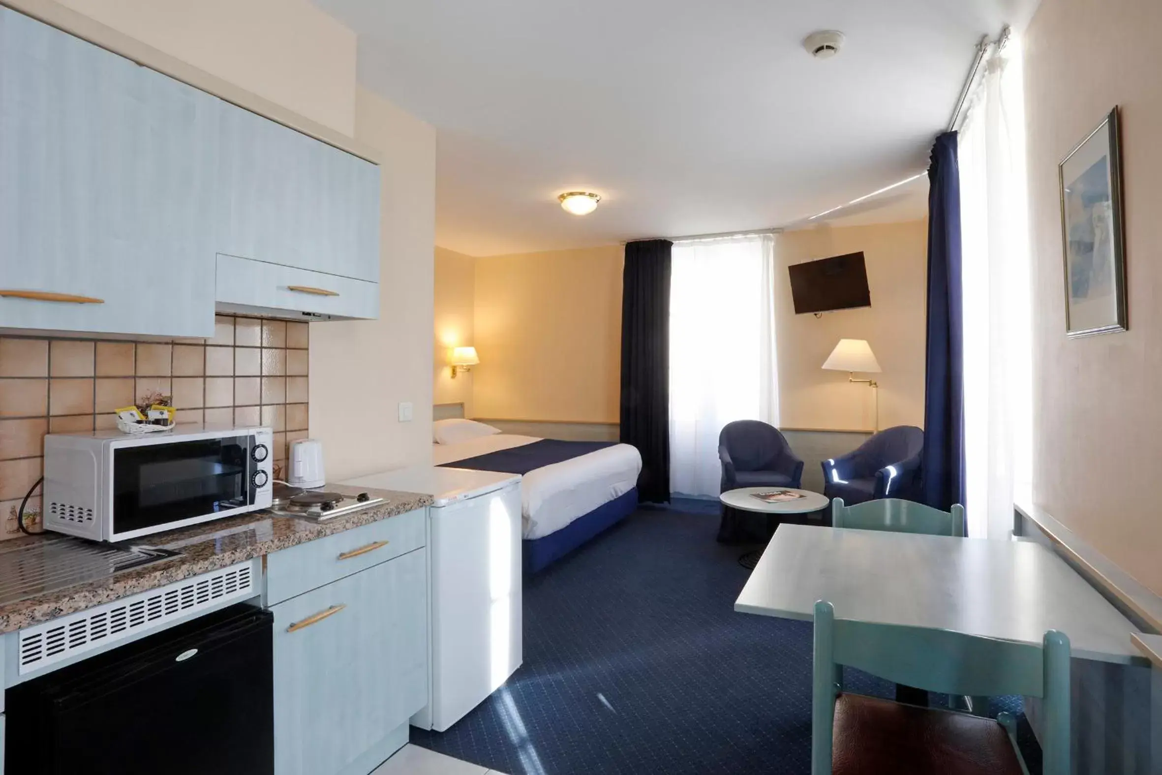 Kitchen or kitchenette, Bed in Hotel Montbrillant Kitchen or kitchenette, Bed in Hotel Montbrillant