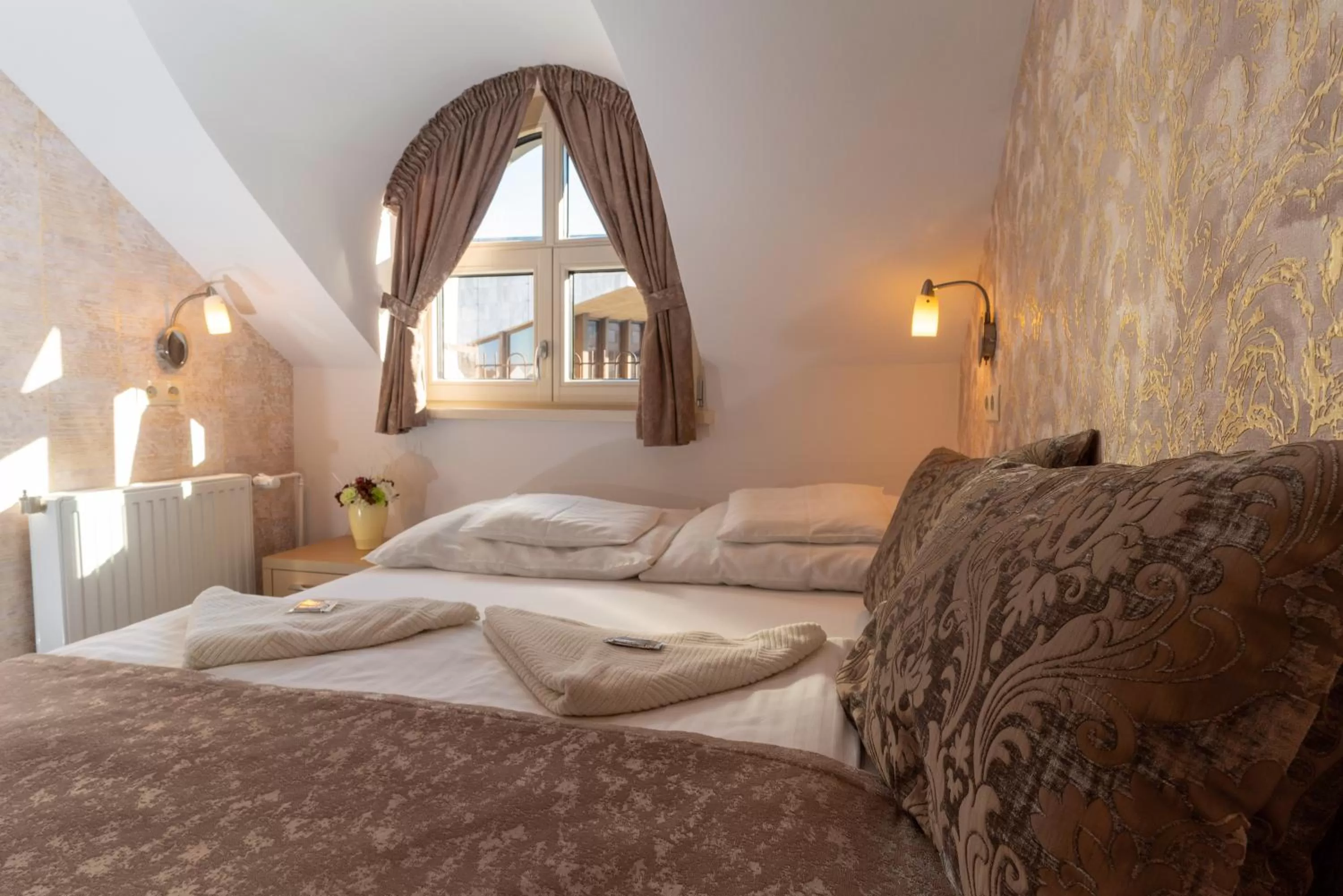 Photo of the whole room, Bed in Teátrum Boutique Hotel