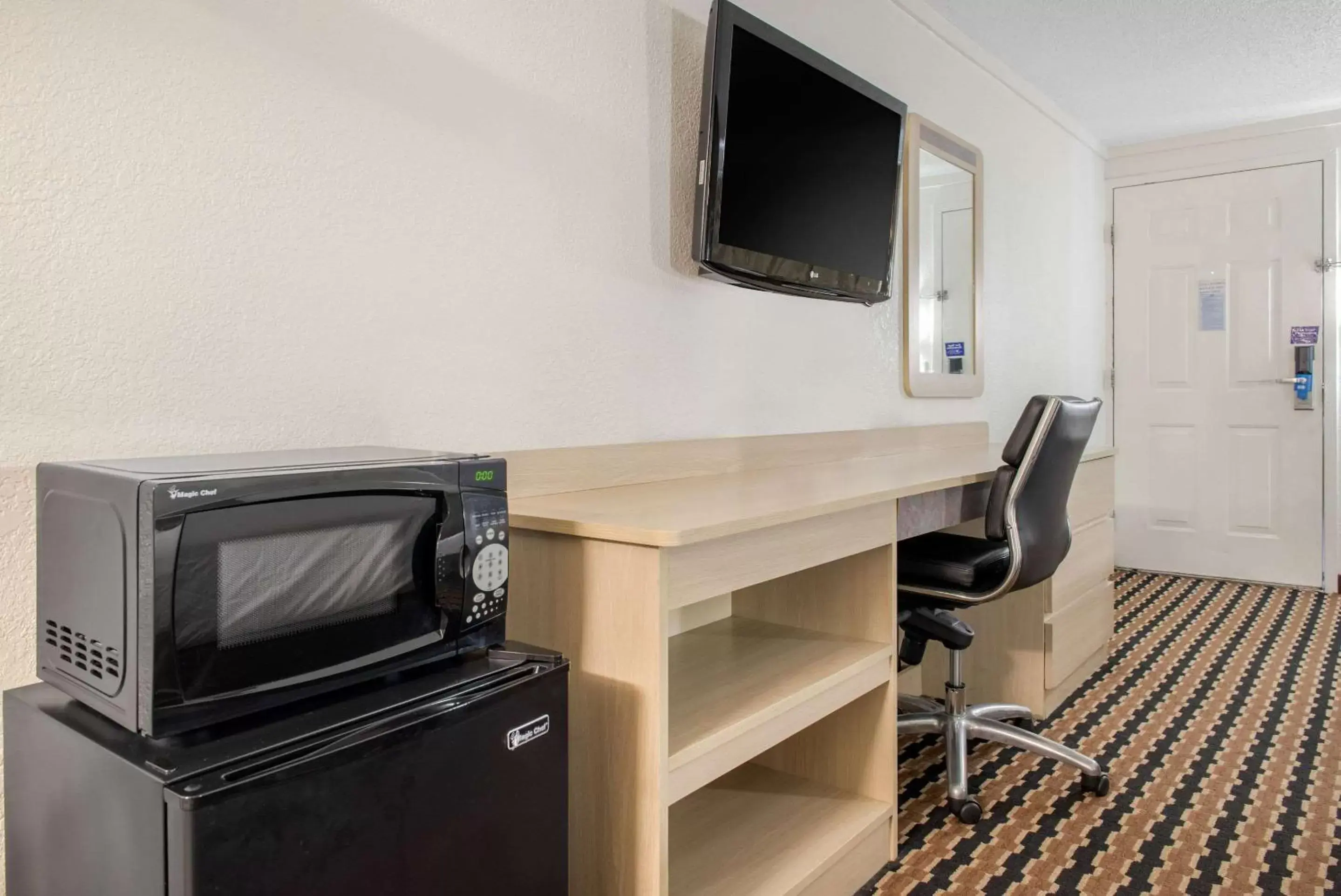 Photo of the whole room, TV/Entertainment Center in Rodeway Inn Sharonville Photo of the whole room, TV/Entertainment Center in Rodeway Inn Sharonville