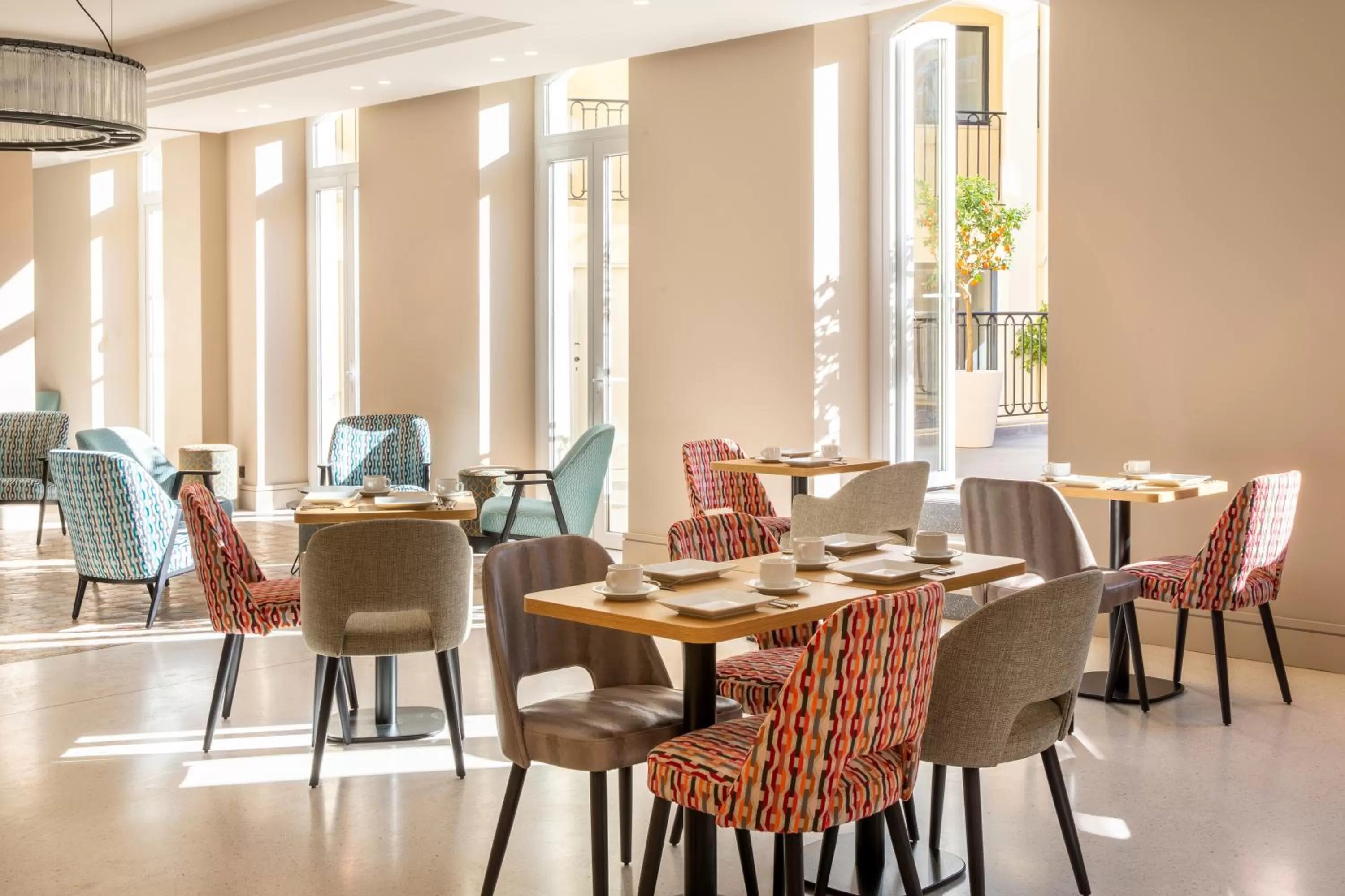 Dining area in Hôtel Apollinaire Nice