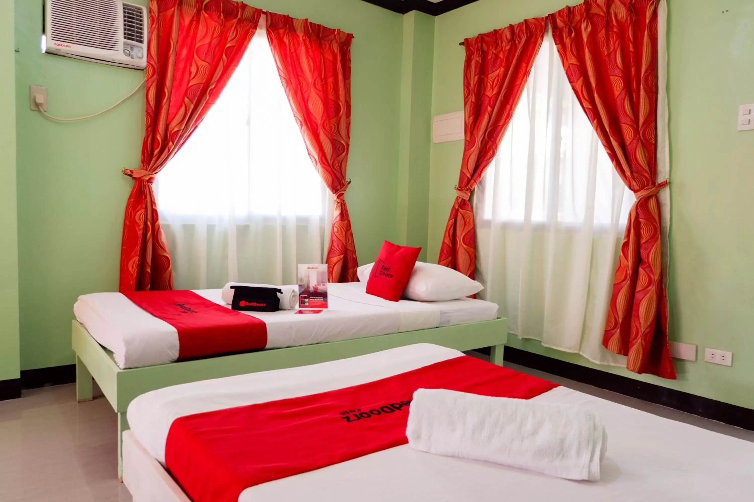 Family Room in RedDoorz near Maribago Barangay Hall Family Room in RedDoorz near Maribago Barangay Hall