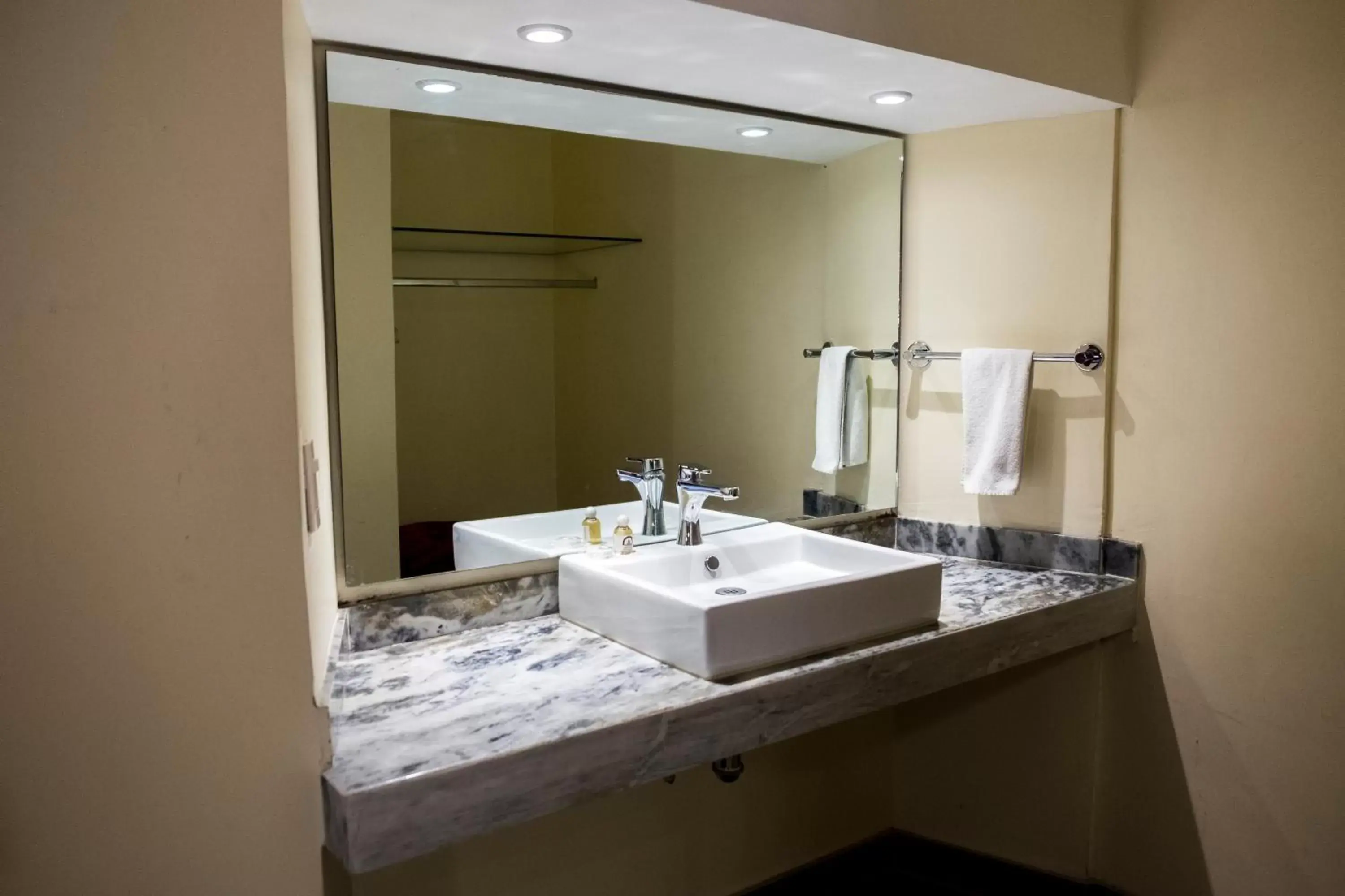 Bathroom in Hotel San Francisco Plaza