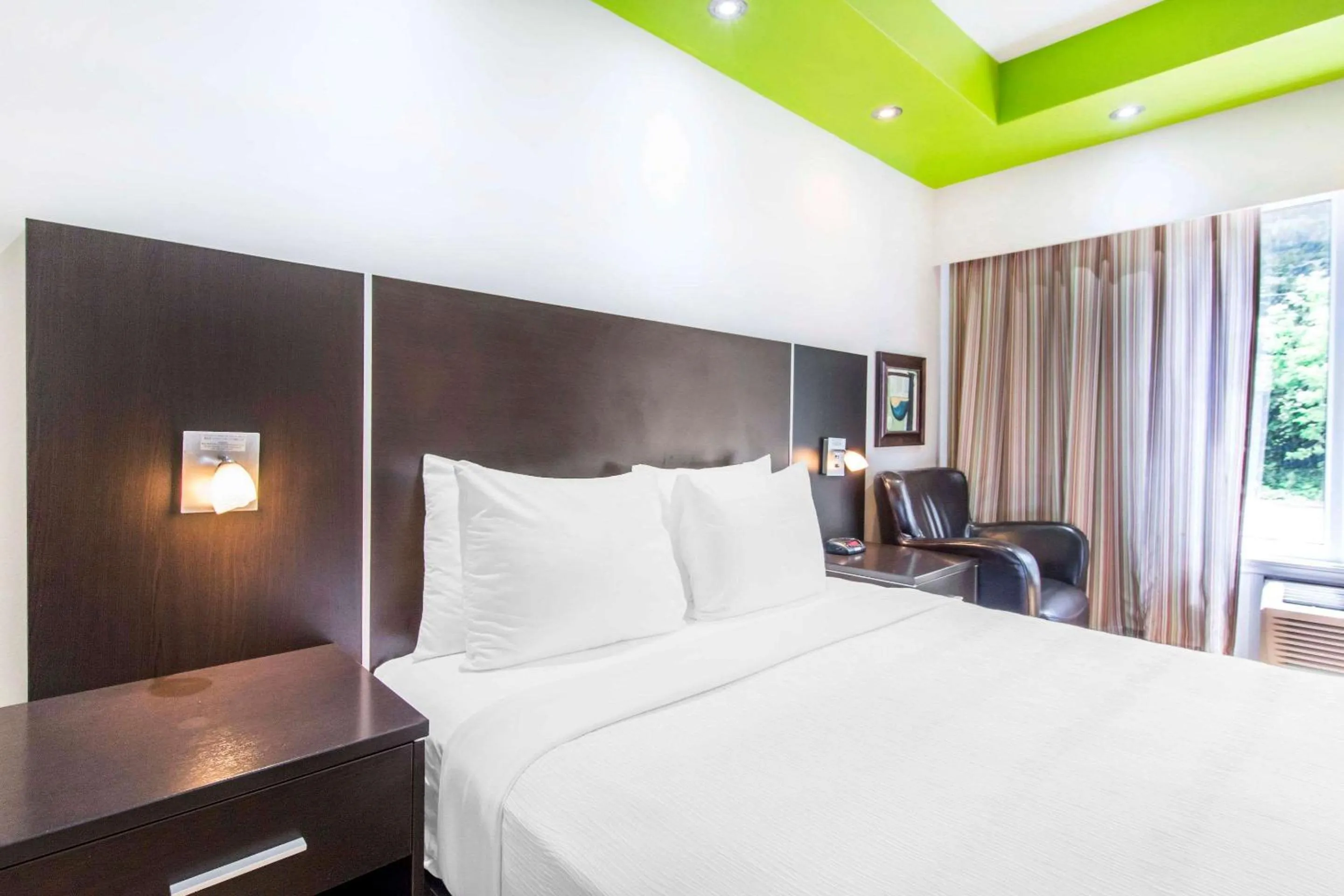 Photo of the whole room, Bed in Travelodge by Wyndham Trois-Rivieres