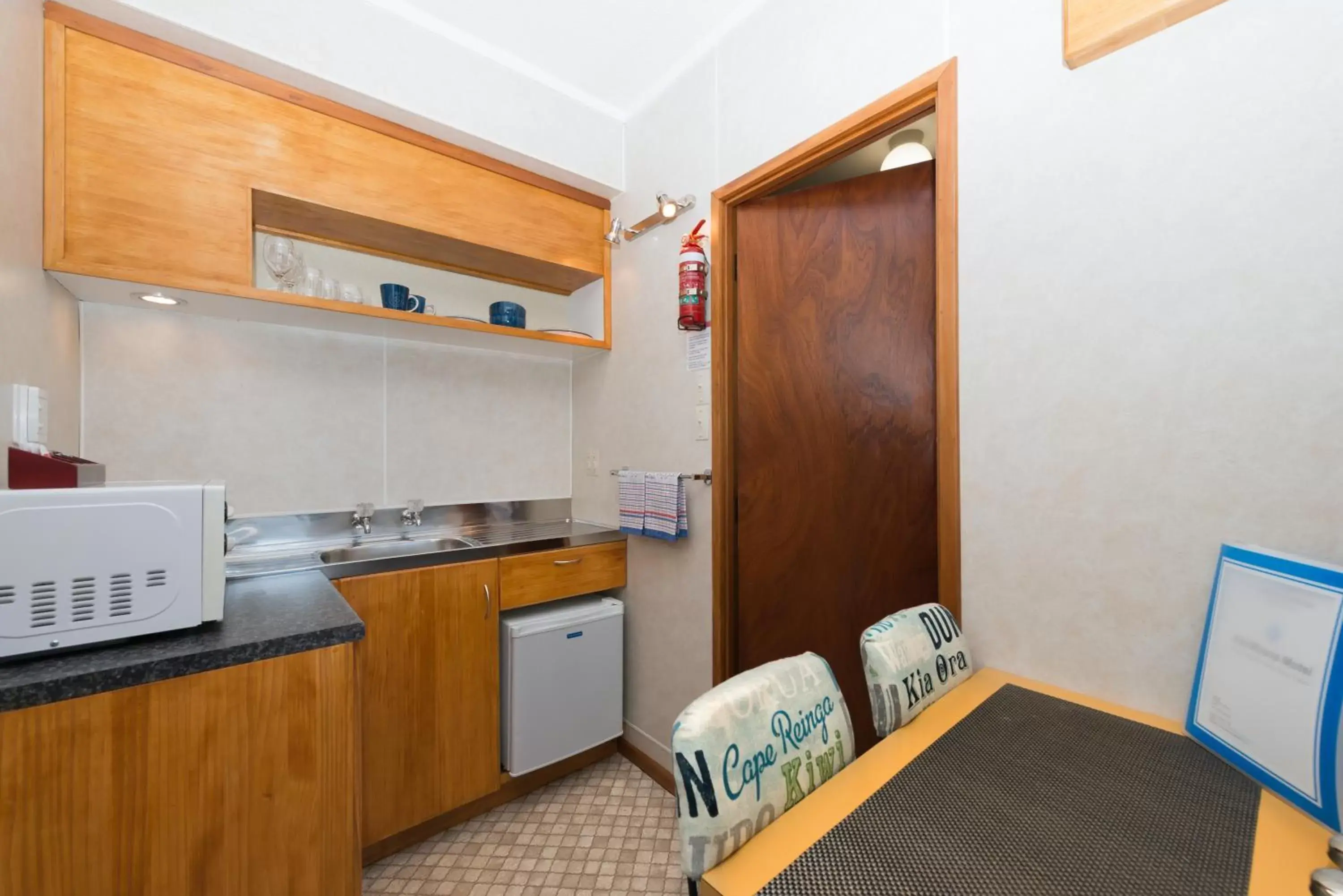 Bathroom, Kitchen/Kitchenette in Ala Moana Motel