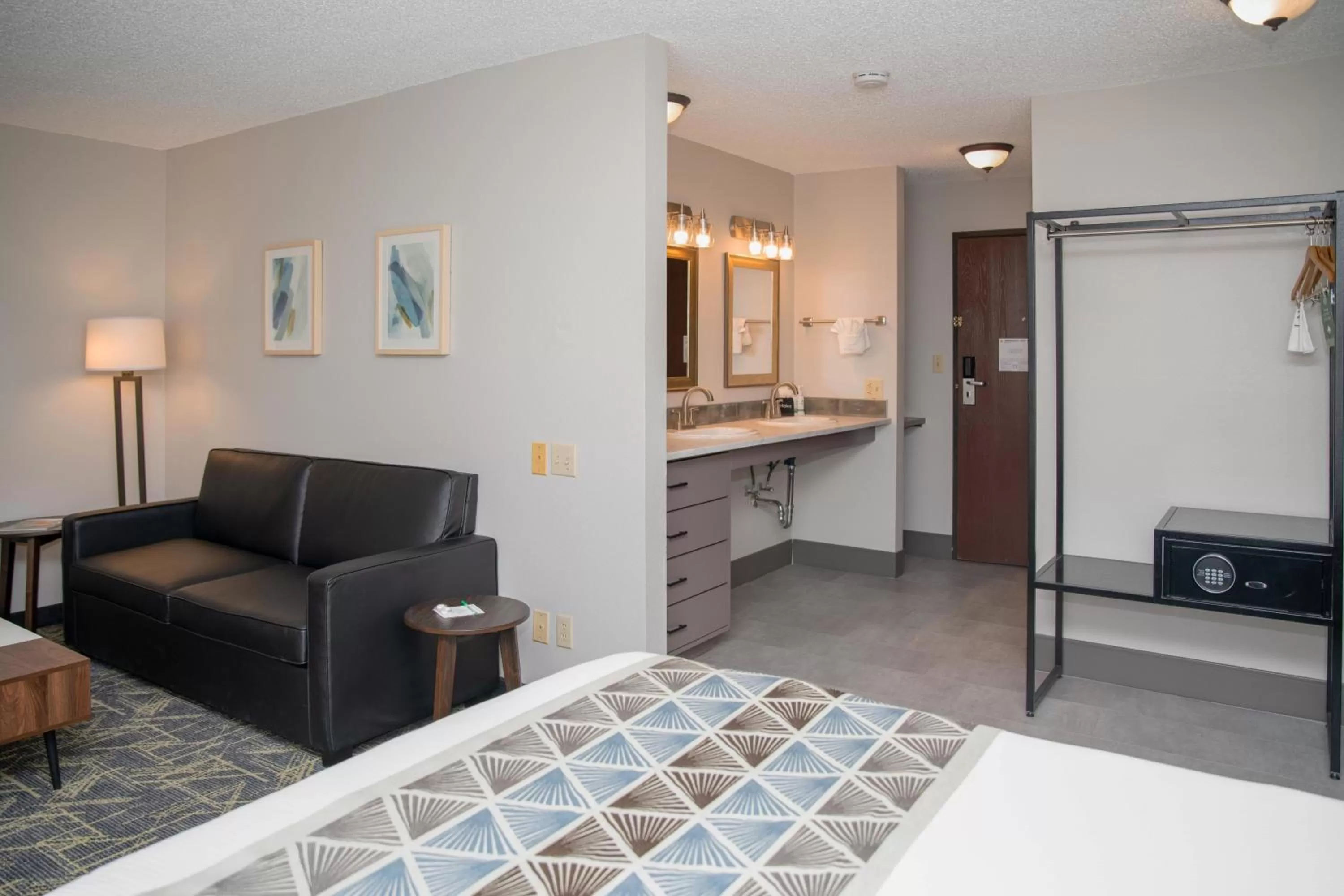 Kitchen/Kitchenette in GreenTree Inn Montrose