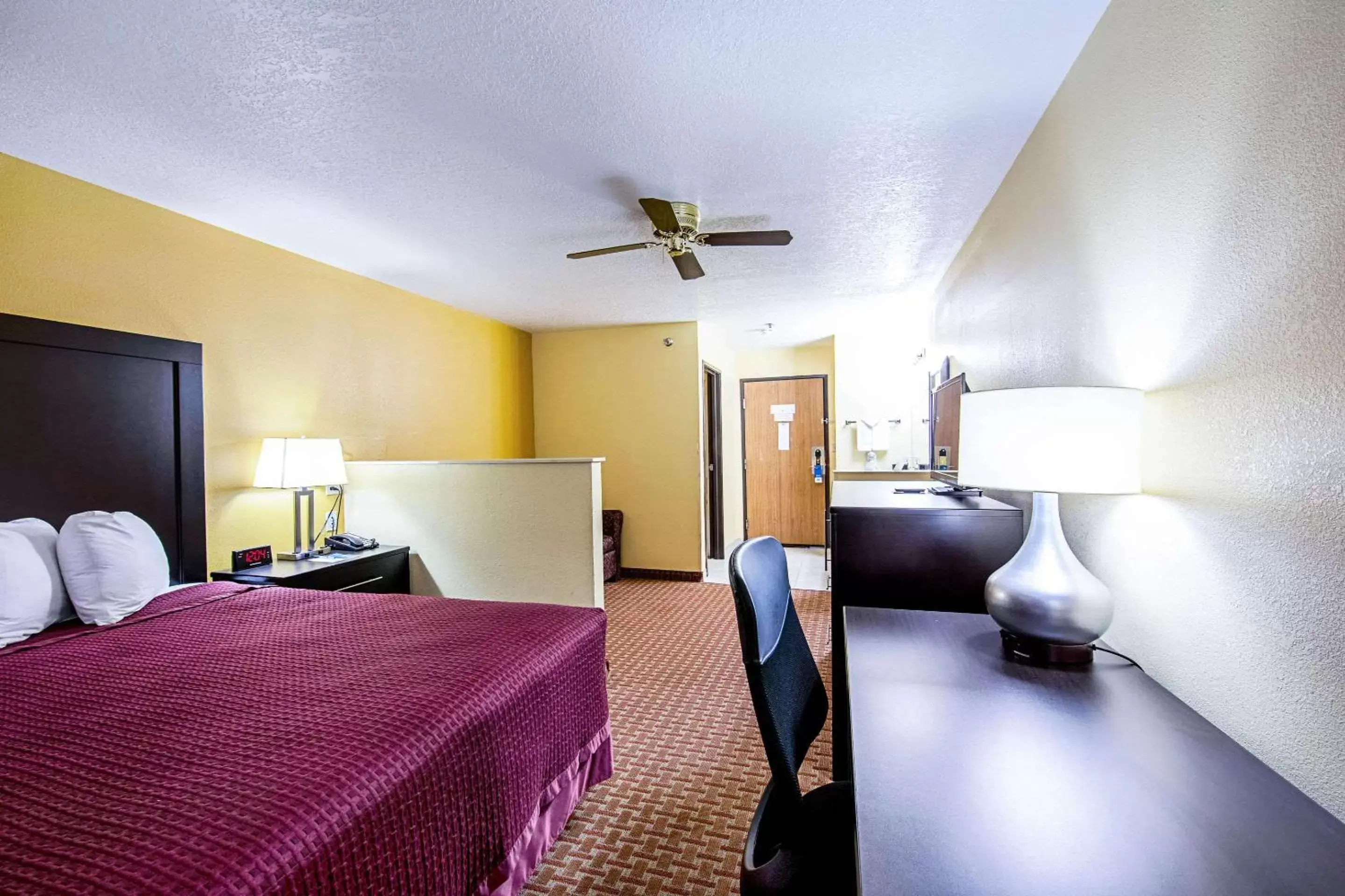 Photo of the whole room, TV/Entertainment Center in Rodeway Inn & Suites Monticello