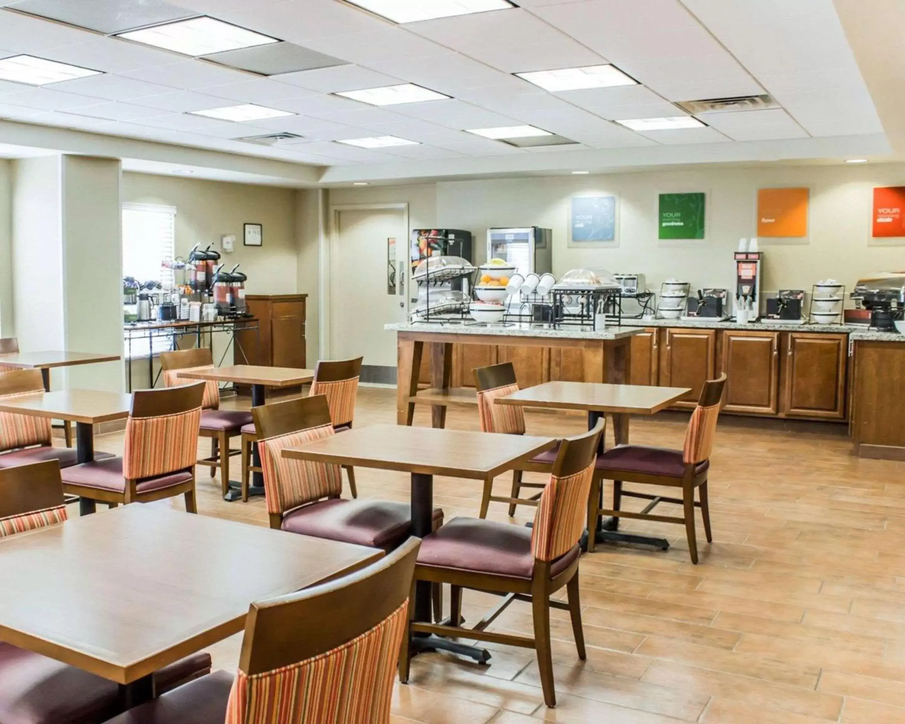 Restaurant/Places to Eat in Comfort Inn Fayetteville West Near Fort Liberty