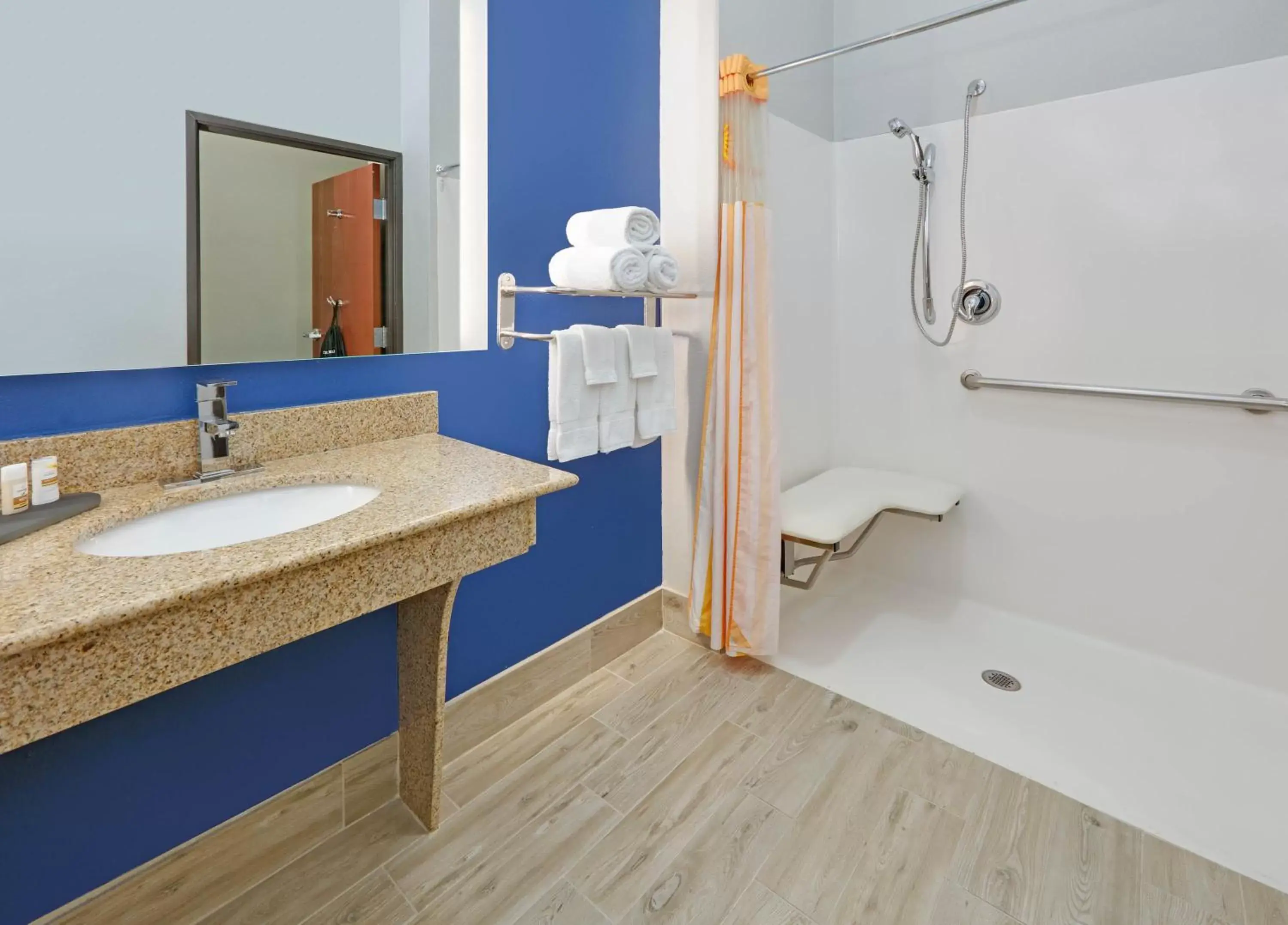 Shower, Bathroom in La Quinta by Wyndham Denton - University Drive