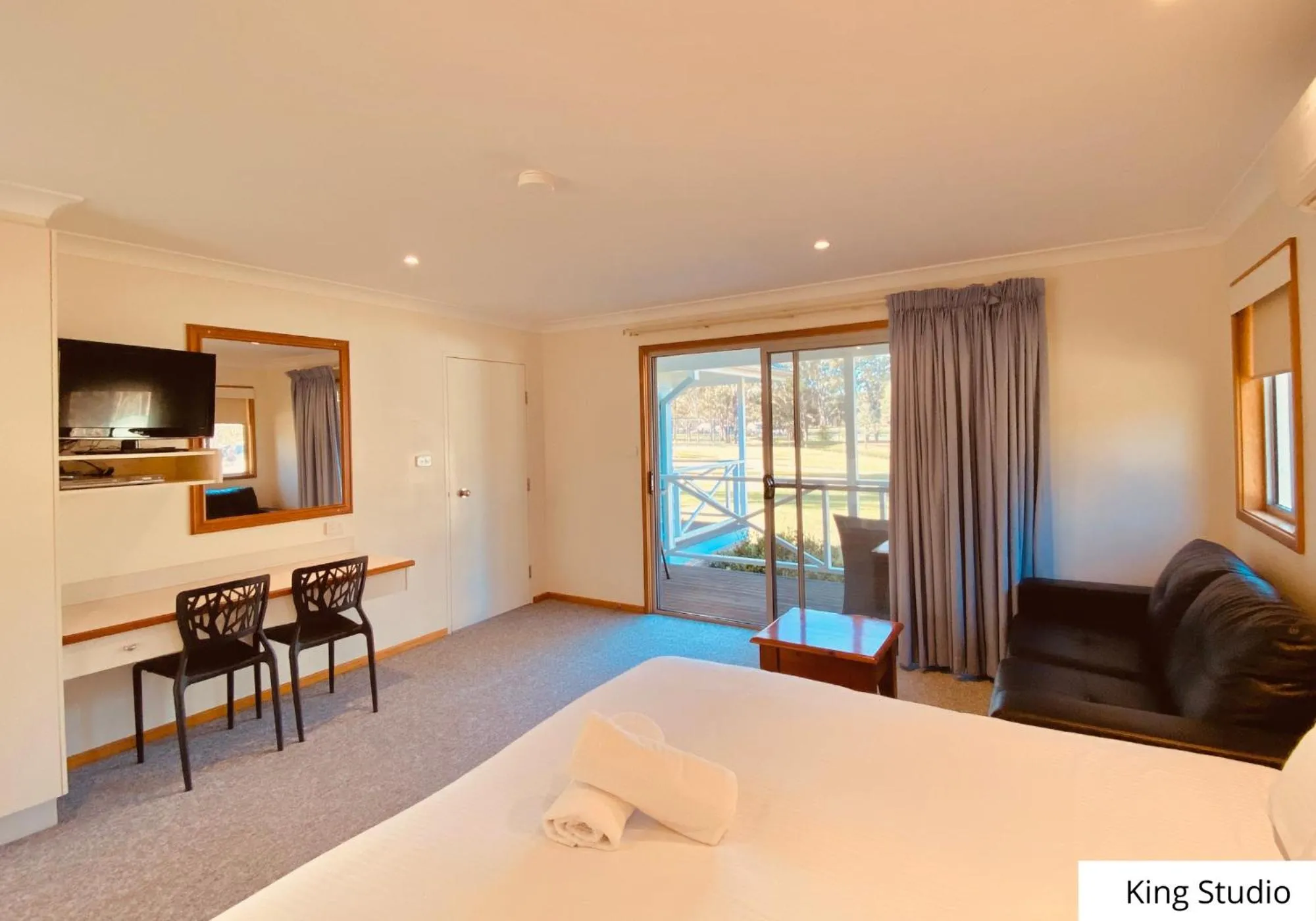 Patio, Bed in Pokolbin Village Estate