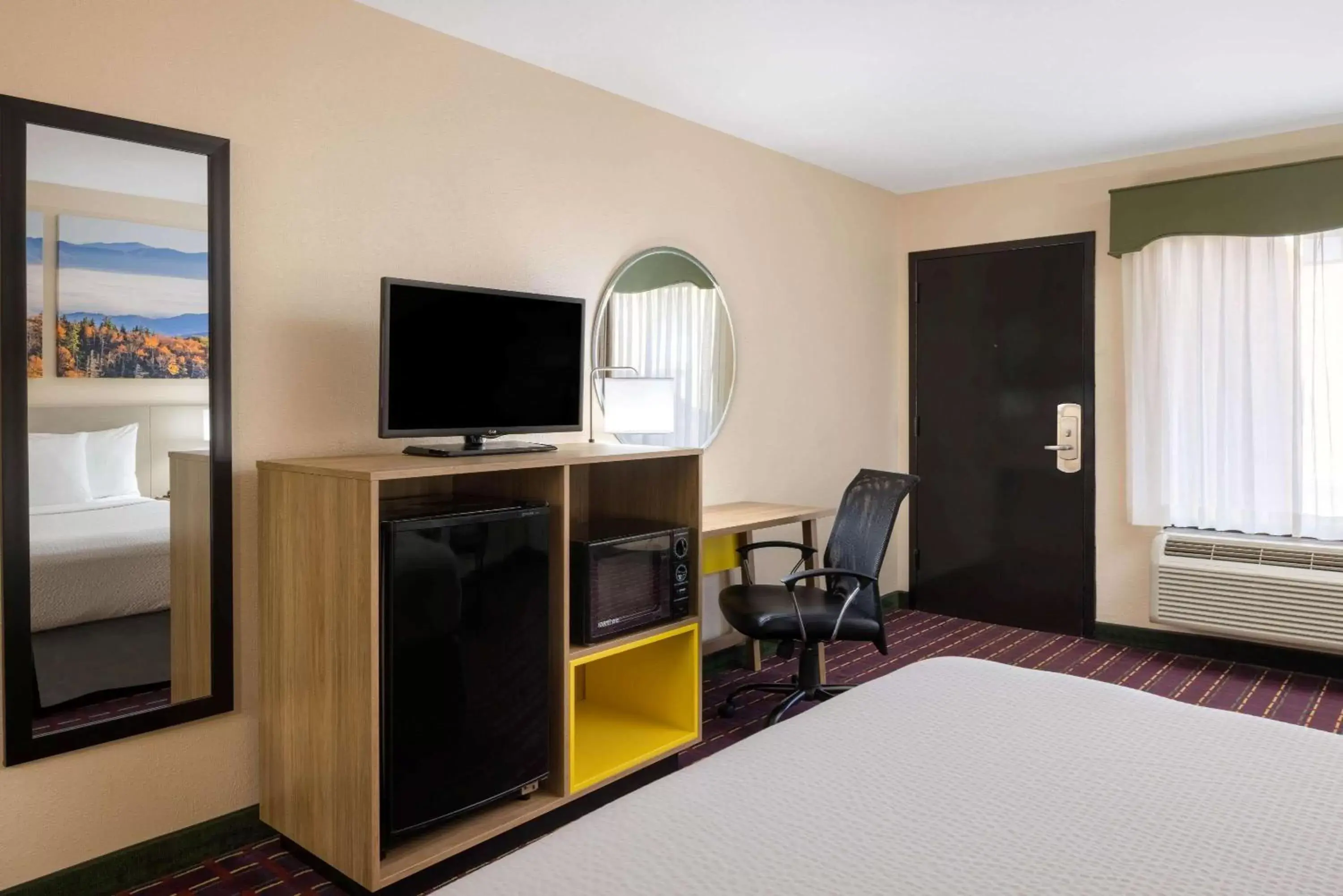 Photo of the whole room, TV/Entertainment Center in Days Inn by Wyndham Murphy