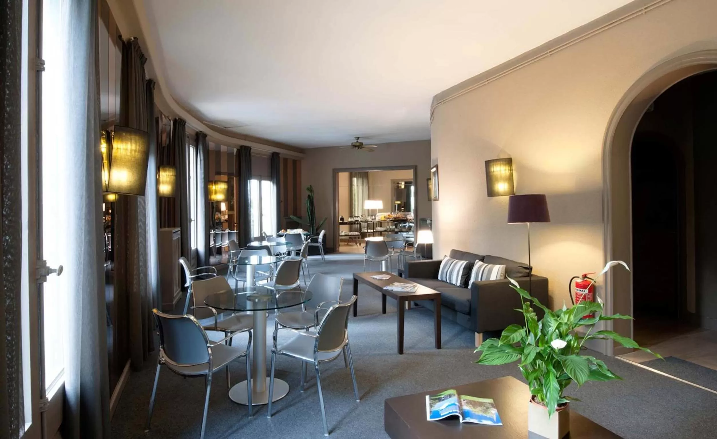 Communal lounge/ TV room in Hotel Paseo de Gracia