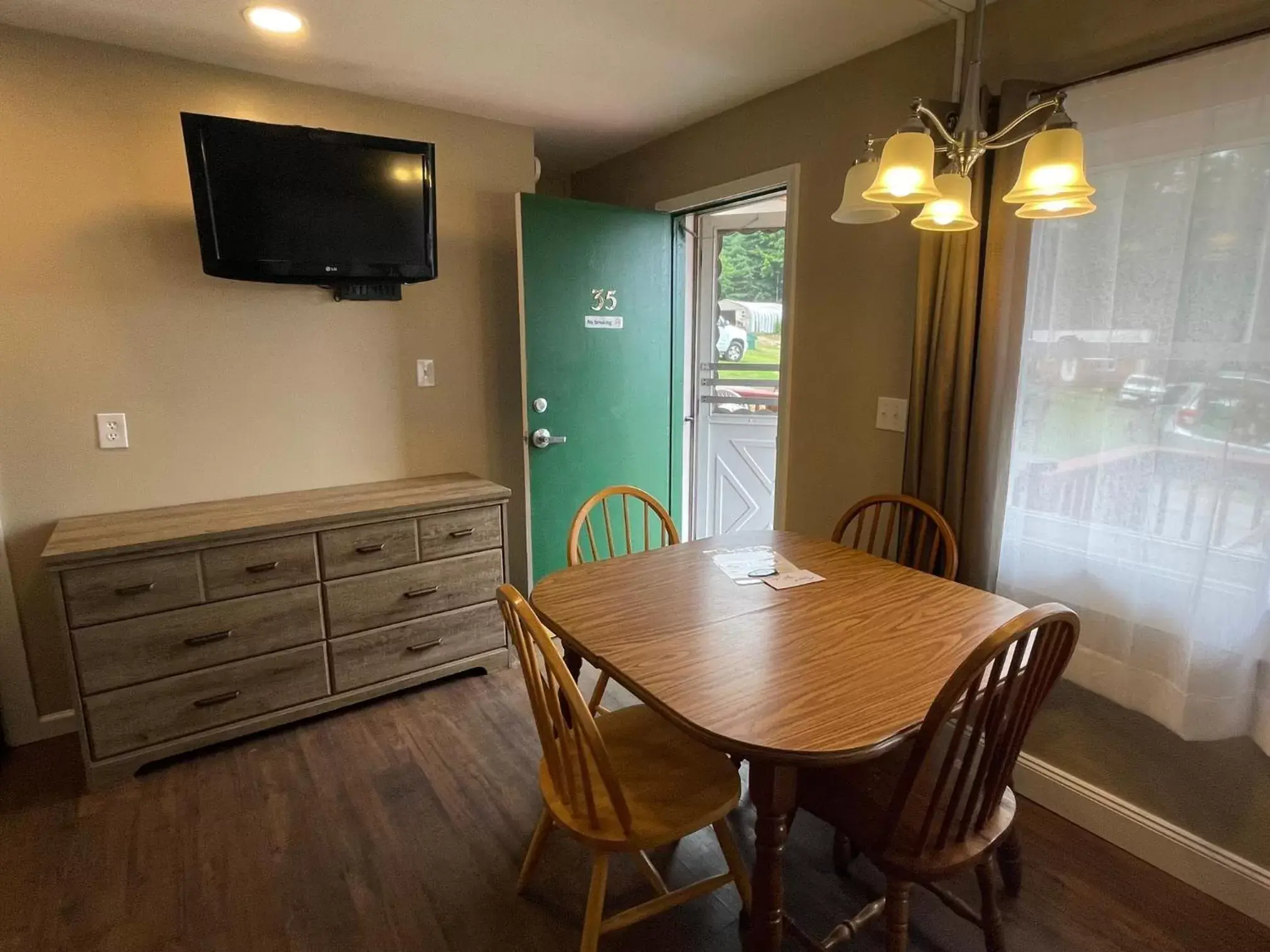 Dining Area in Hill View Motel and Cottages