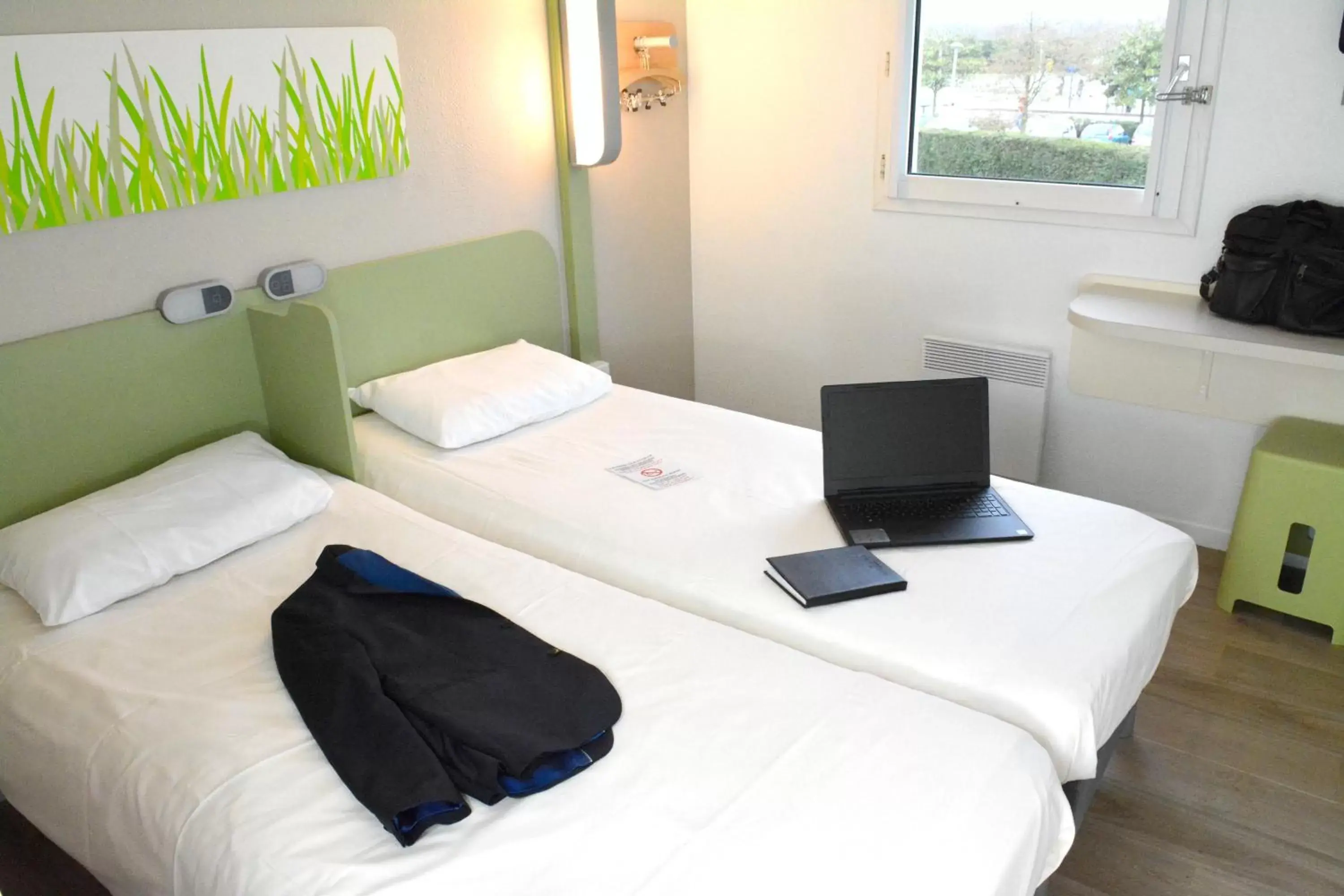 Photo of the whole room, Bed in ibis budget Rouen Parc des Expos Zenith