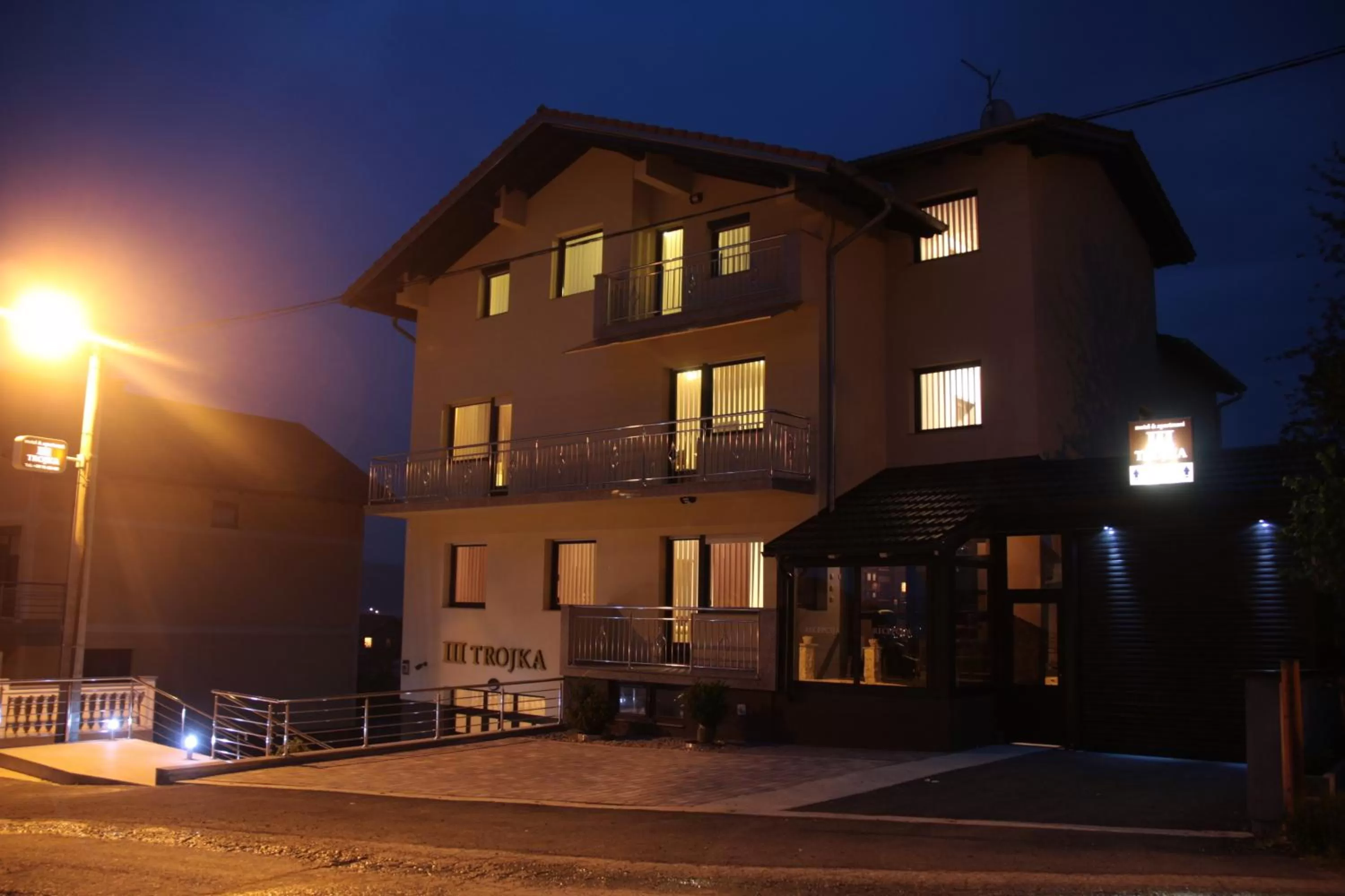 Property building in Apartmani i Bungalovi TROJKA