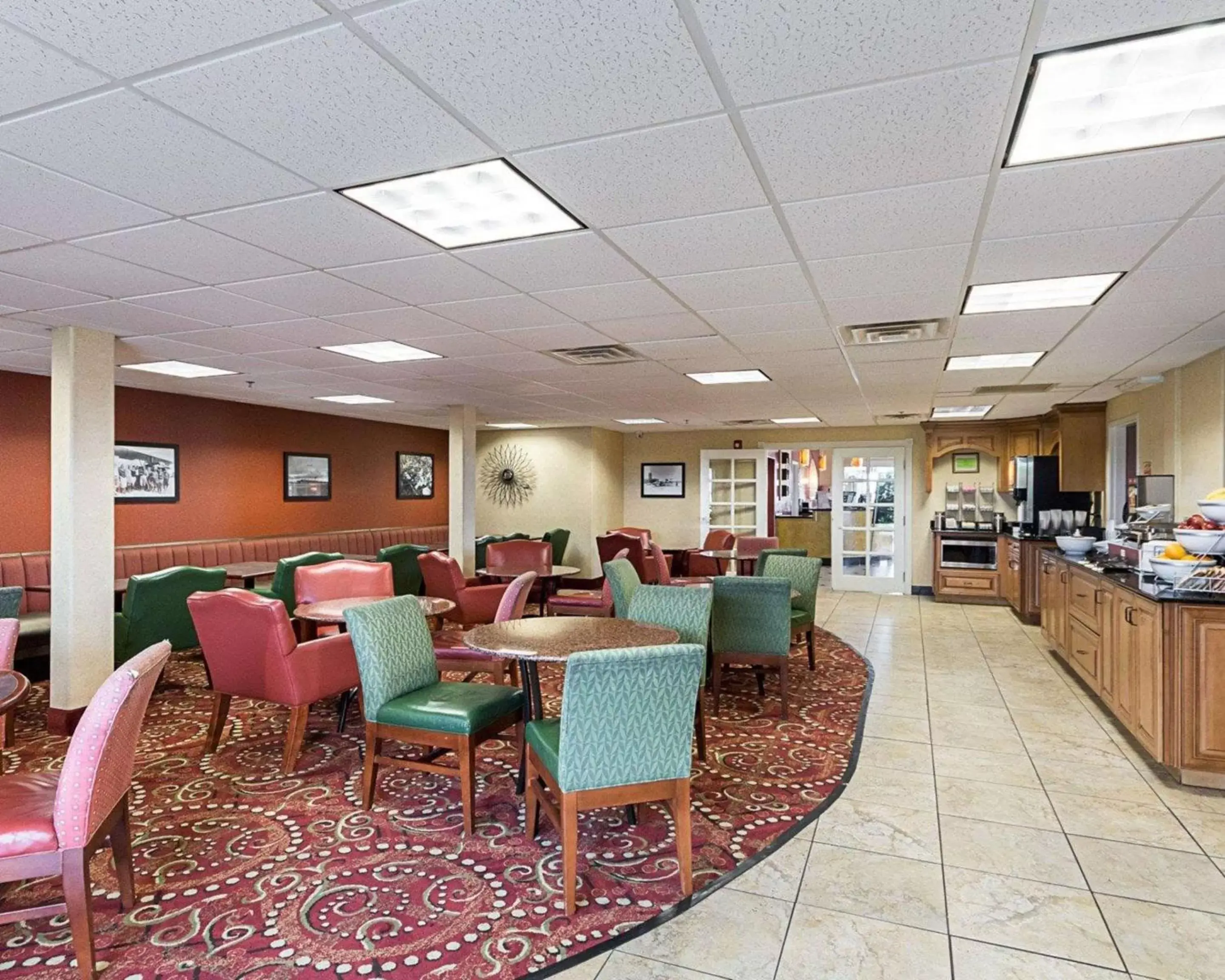 Restaurant/Places to Eat in Comfort Suites Airport Wichita
