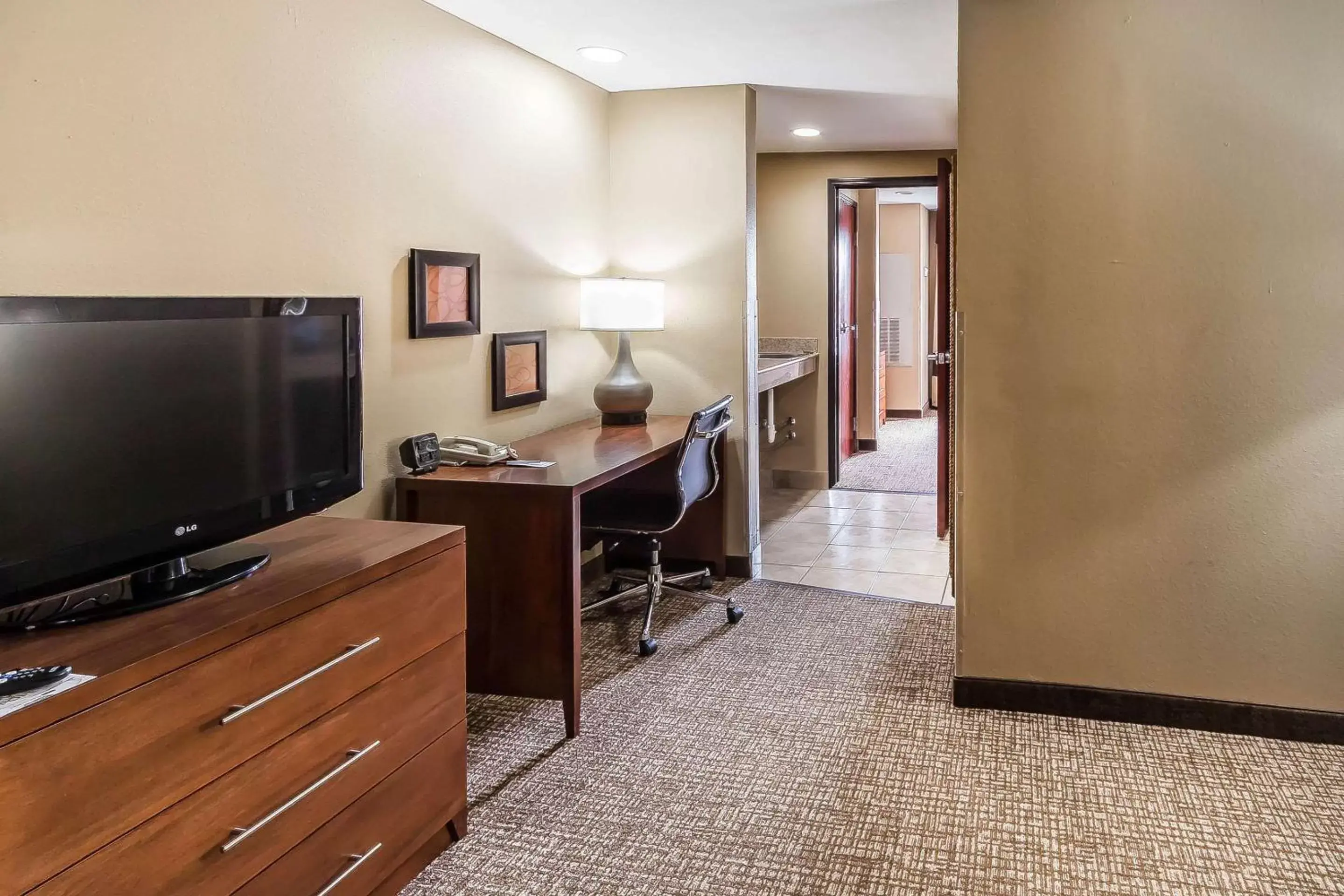 Photo of the whole room, TV/Entertainment Center in Comfort Suites Yukon - SW Oklahoma City