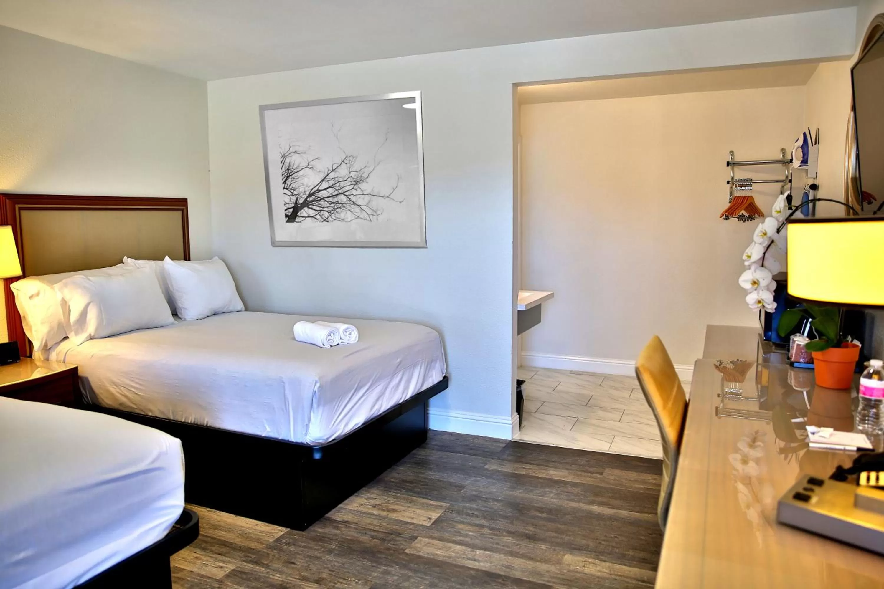 Bathroom, Bed in Travelodge by Wyndham Crescent City