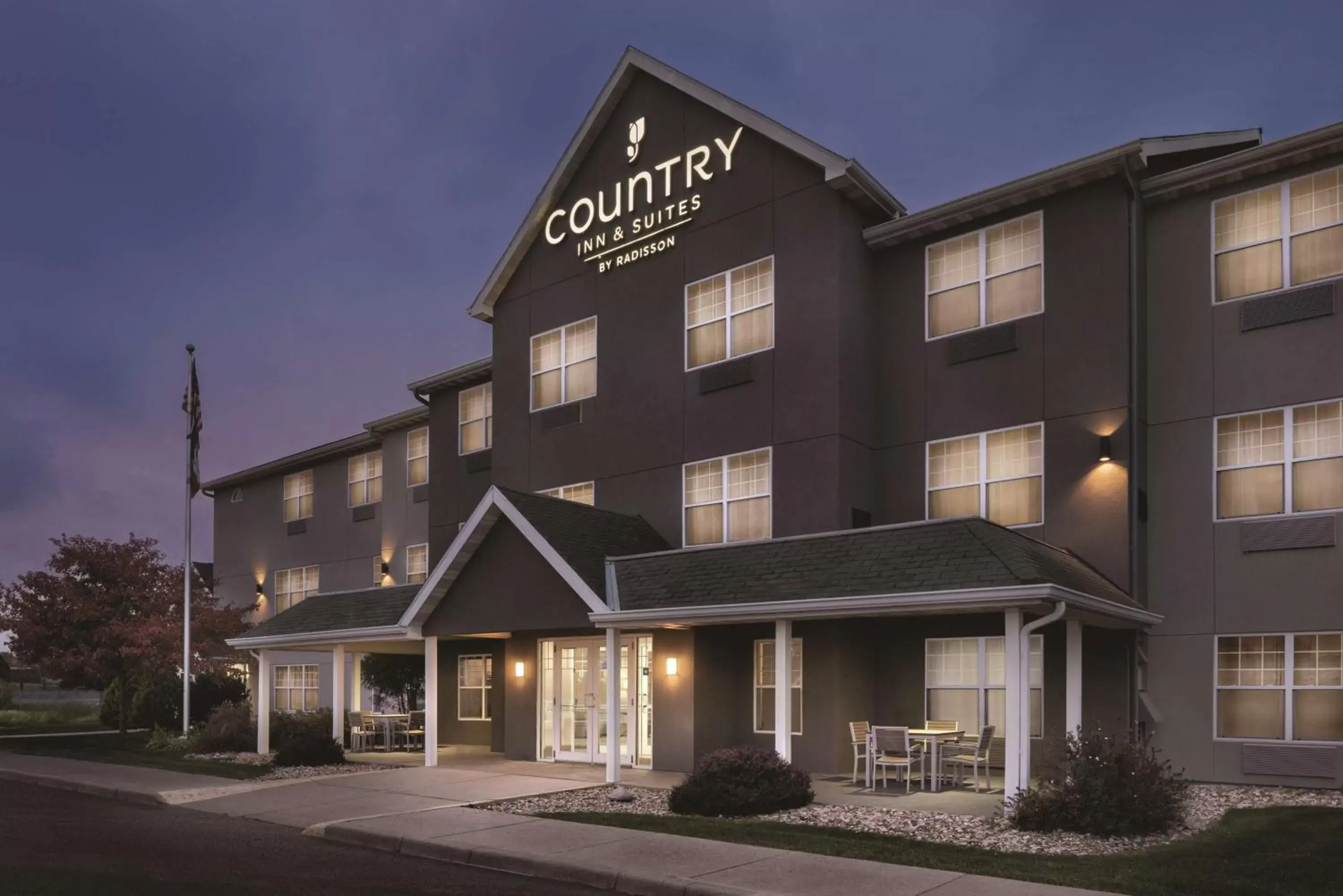 Property building in Country Inn & Suites by Radisson, Waterloo, IA