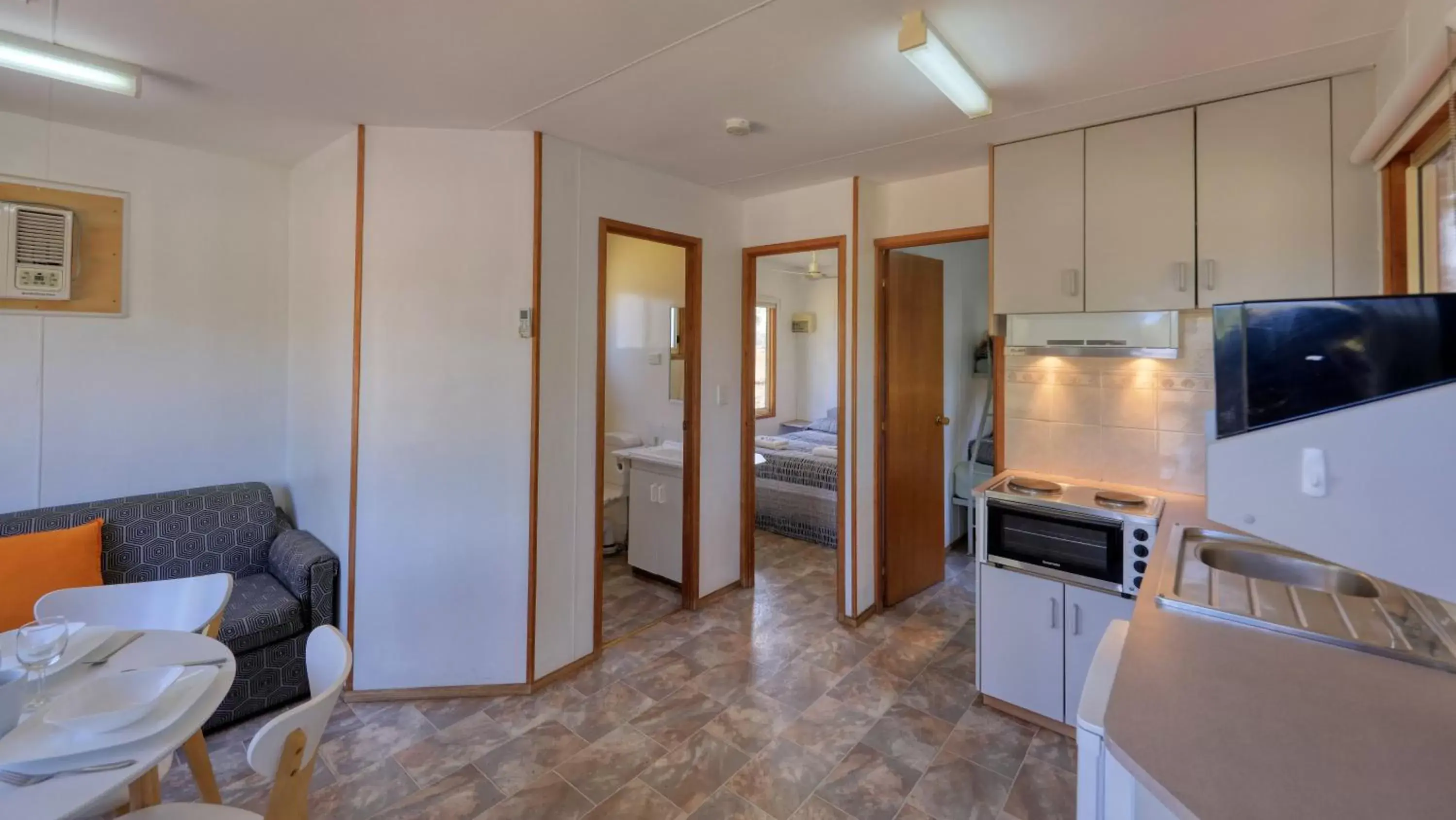 stove, TV/Entertainment Center in Cobar Caravan Park