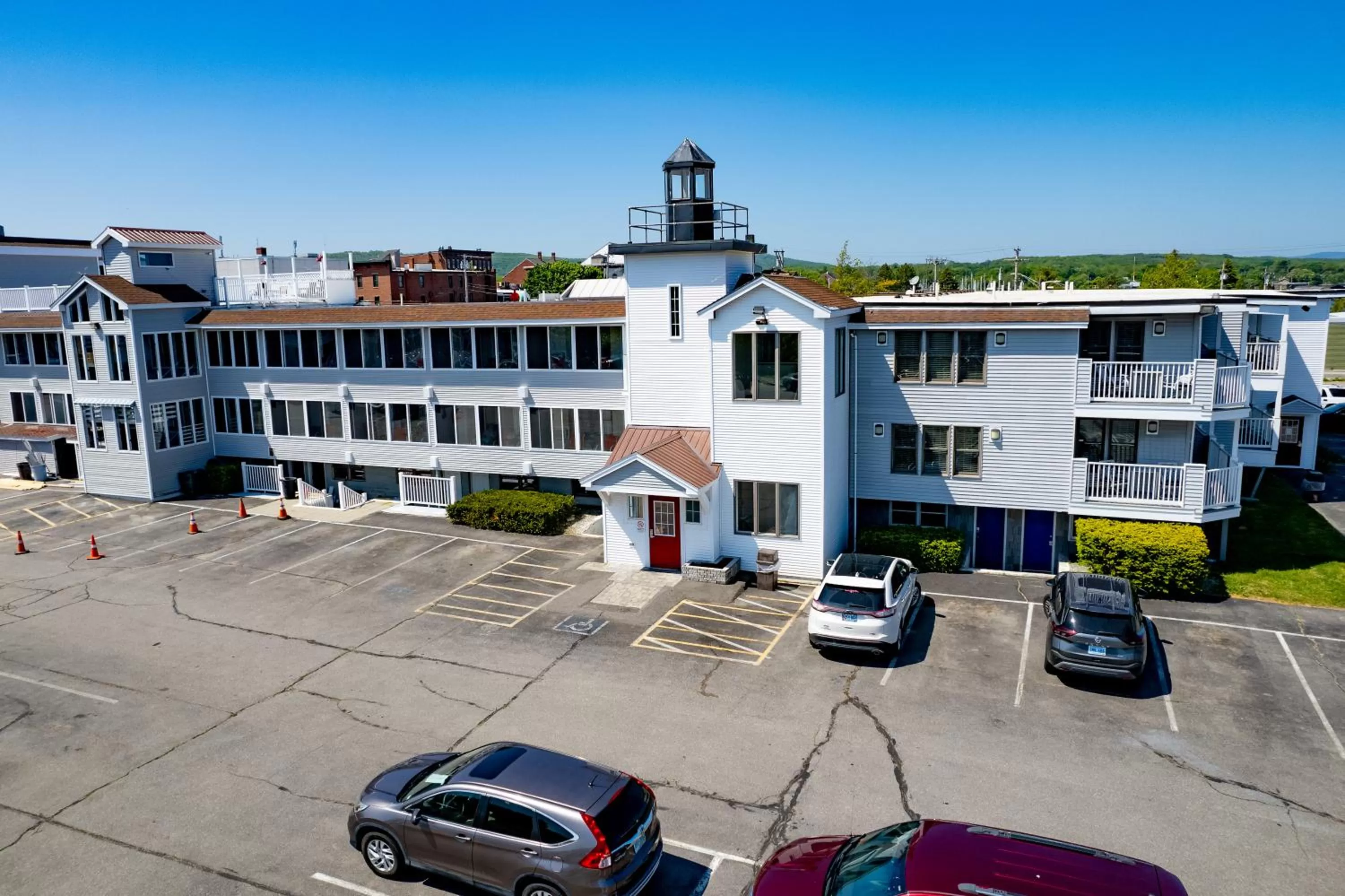 Property building in Trade Winds Inn