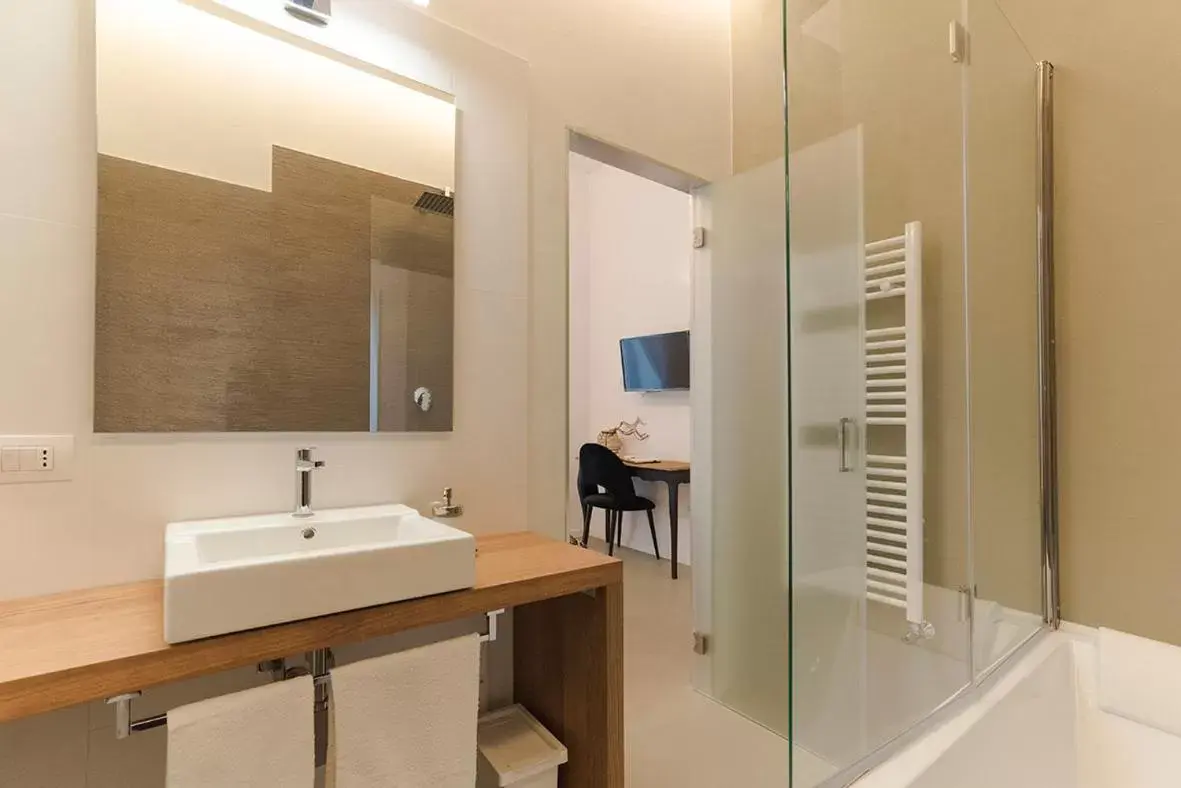 Hot Tub, Bathroom in A Misura Duomo Rooms & Apartment