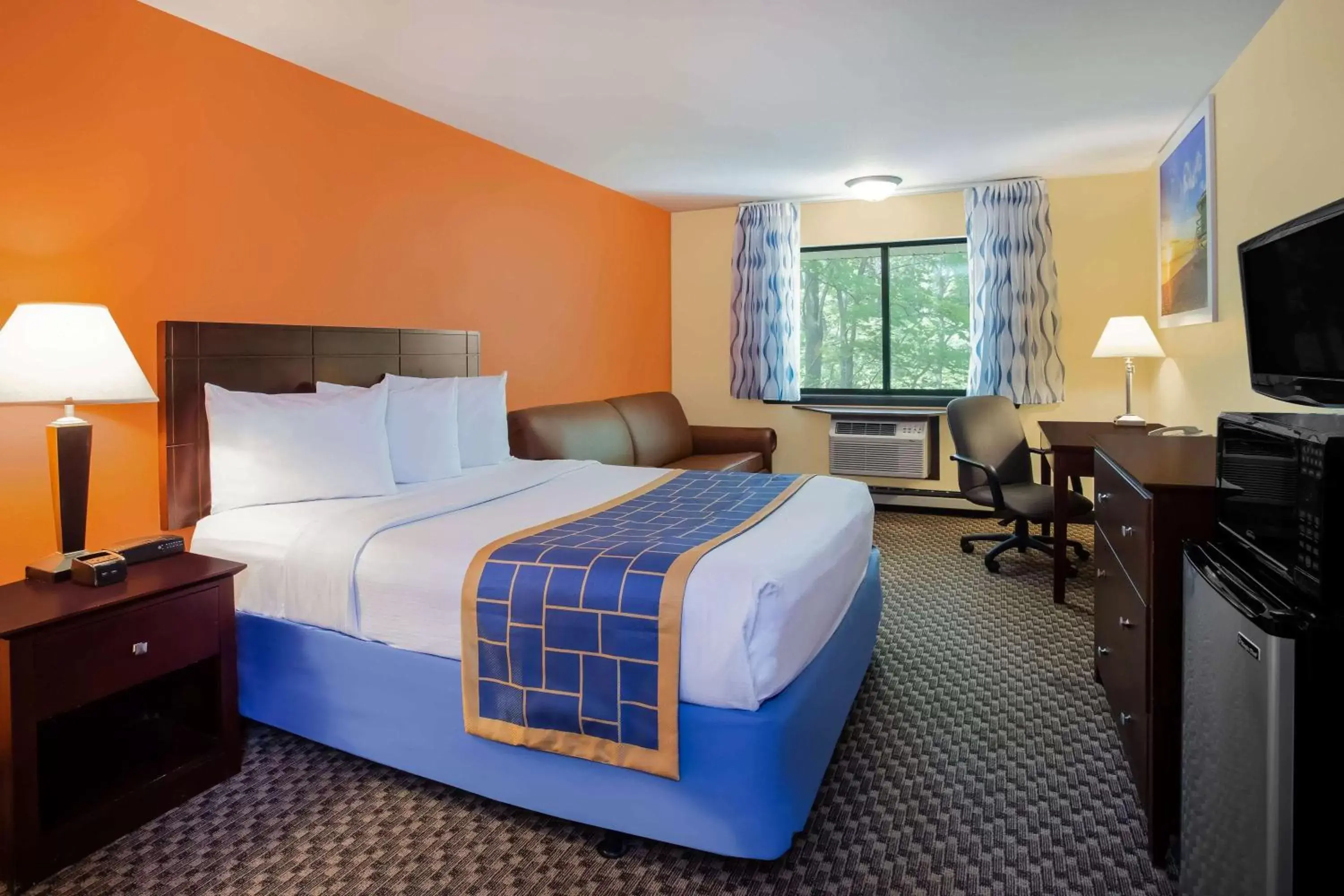Photo of the whole room, Bed in Days Inn & Suites by Wyndham Stevens Point