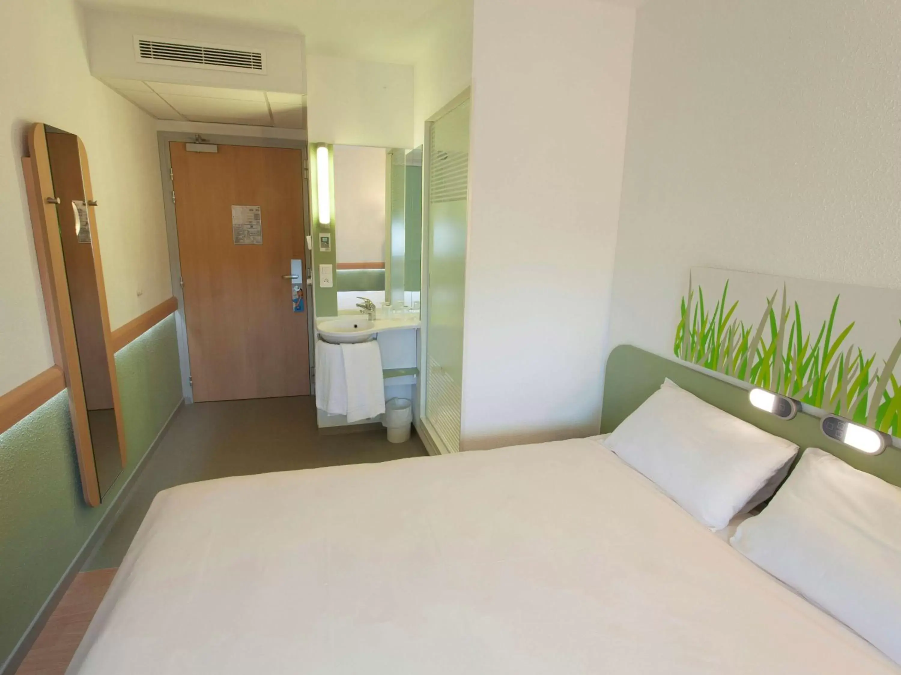 Photo of the whole room, Bed in ibis budget Cherbourg - La Glacerie