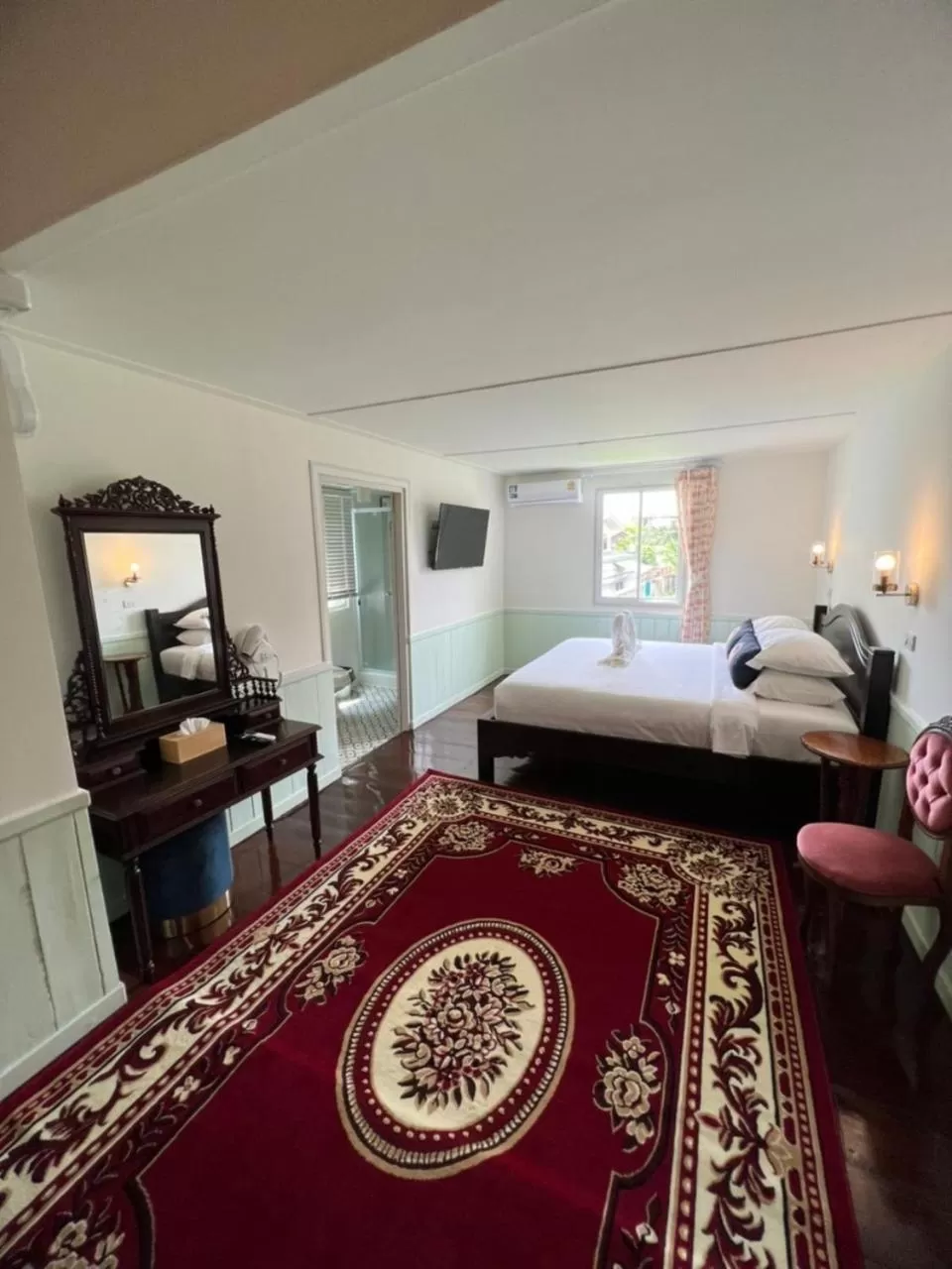 Photo of the whole room in RoomQuest Rim Praya Dinsor Road