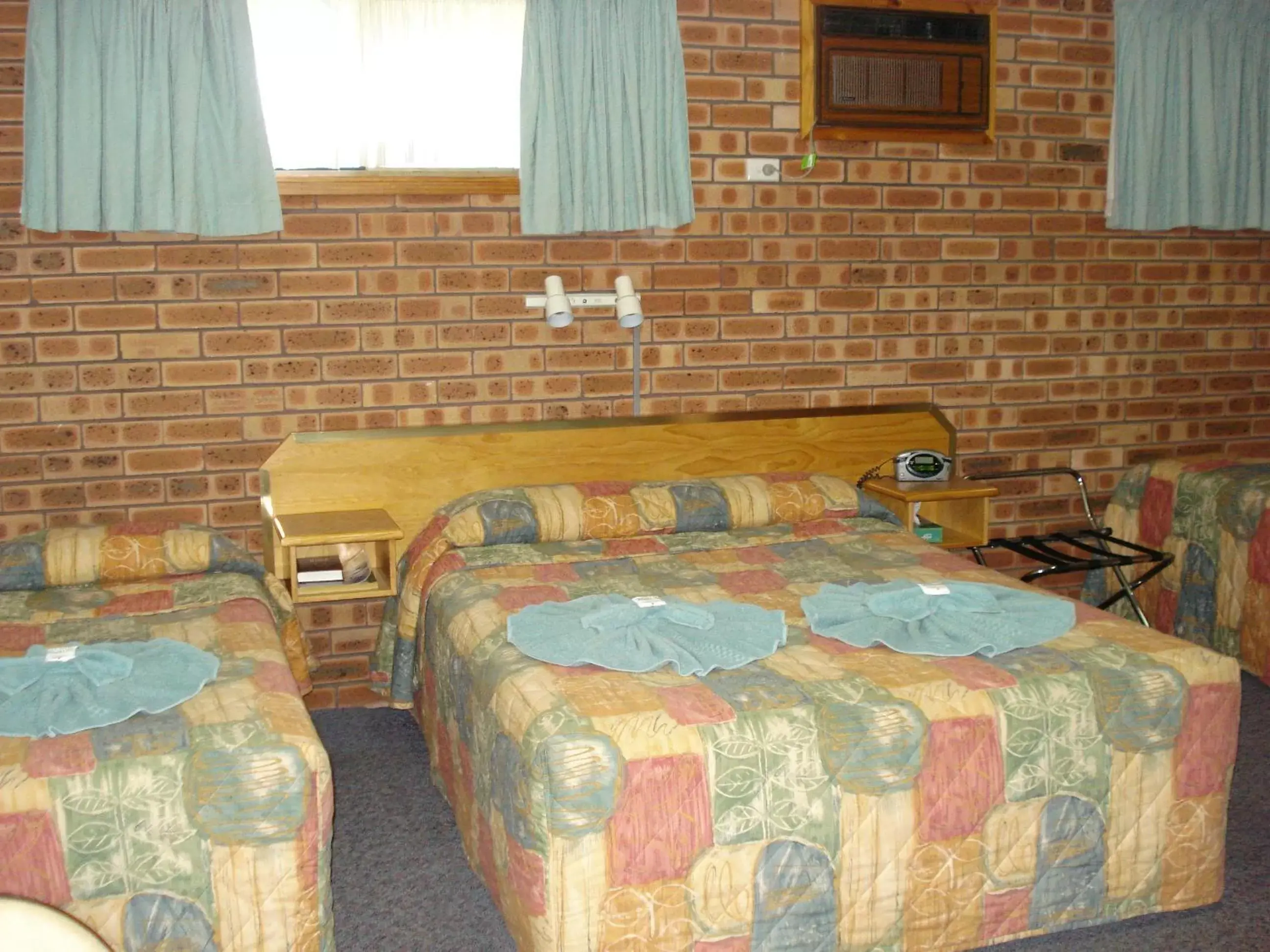 Photo of the whole room, Bed in Colonial Motor Lodge Scone