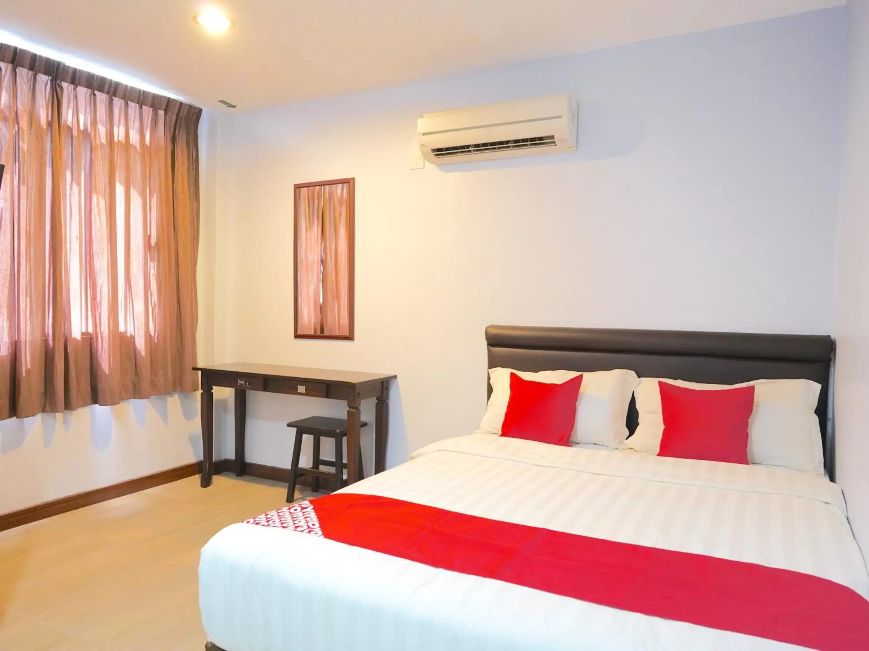 Bedroom, Bed in OYO 89544 Utama Inn