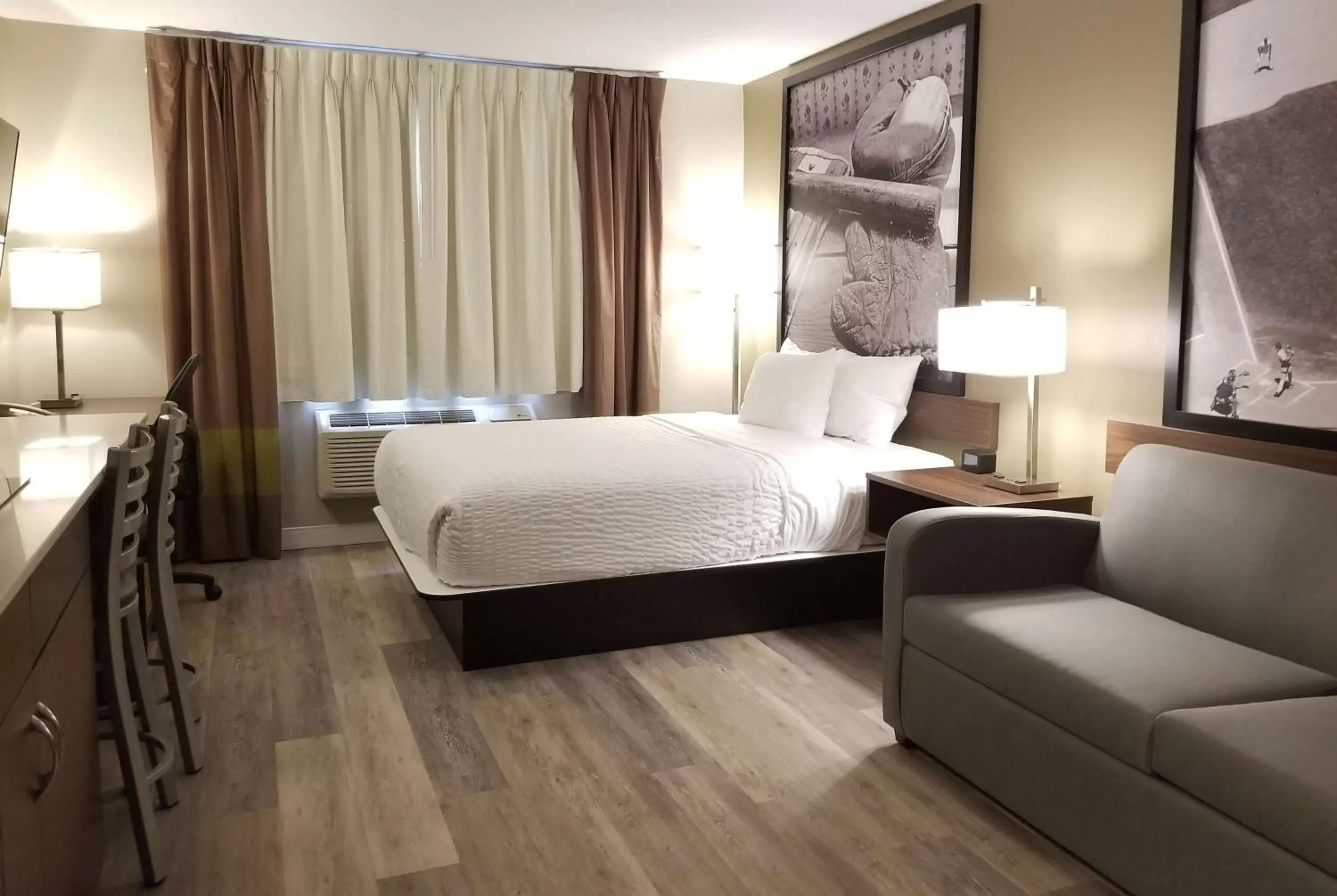 Photo of the whole room, Bed in Super 8 by Wyndham Winnipeg West